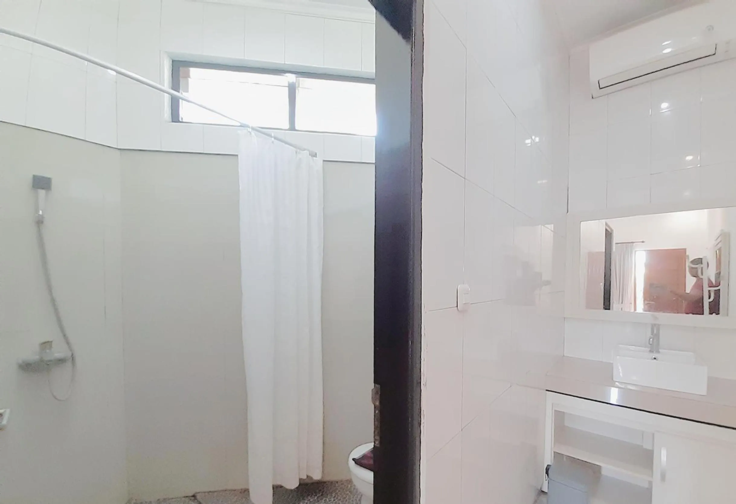 Shower in De Loran Hotel