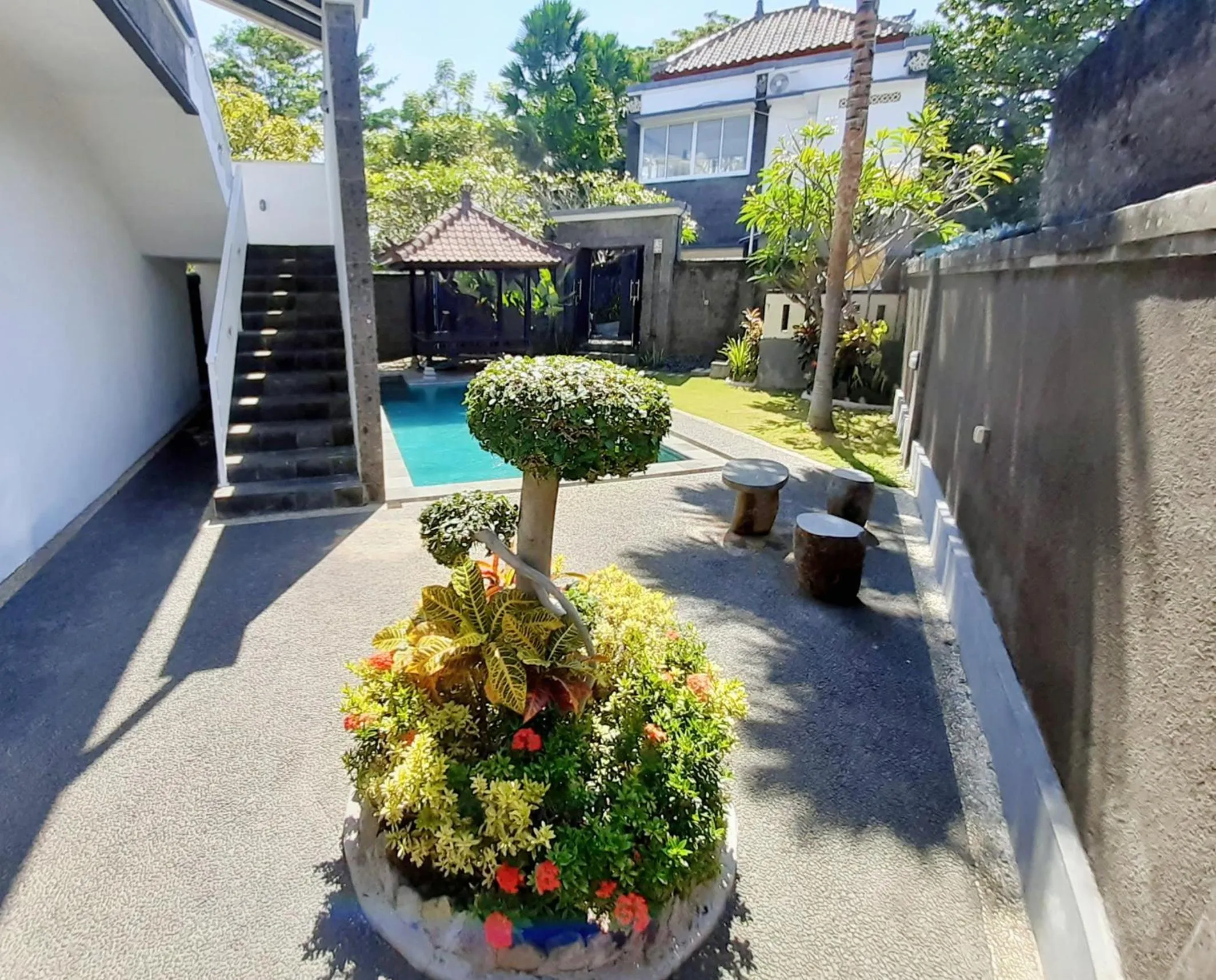 Property building in De Loran Hotel