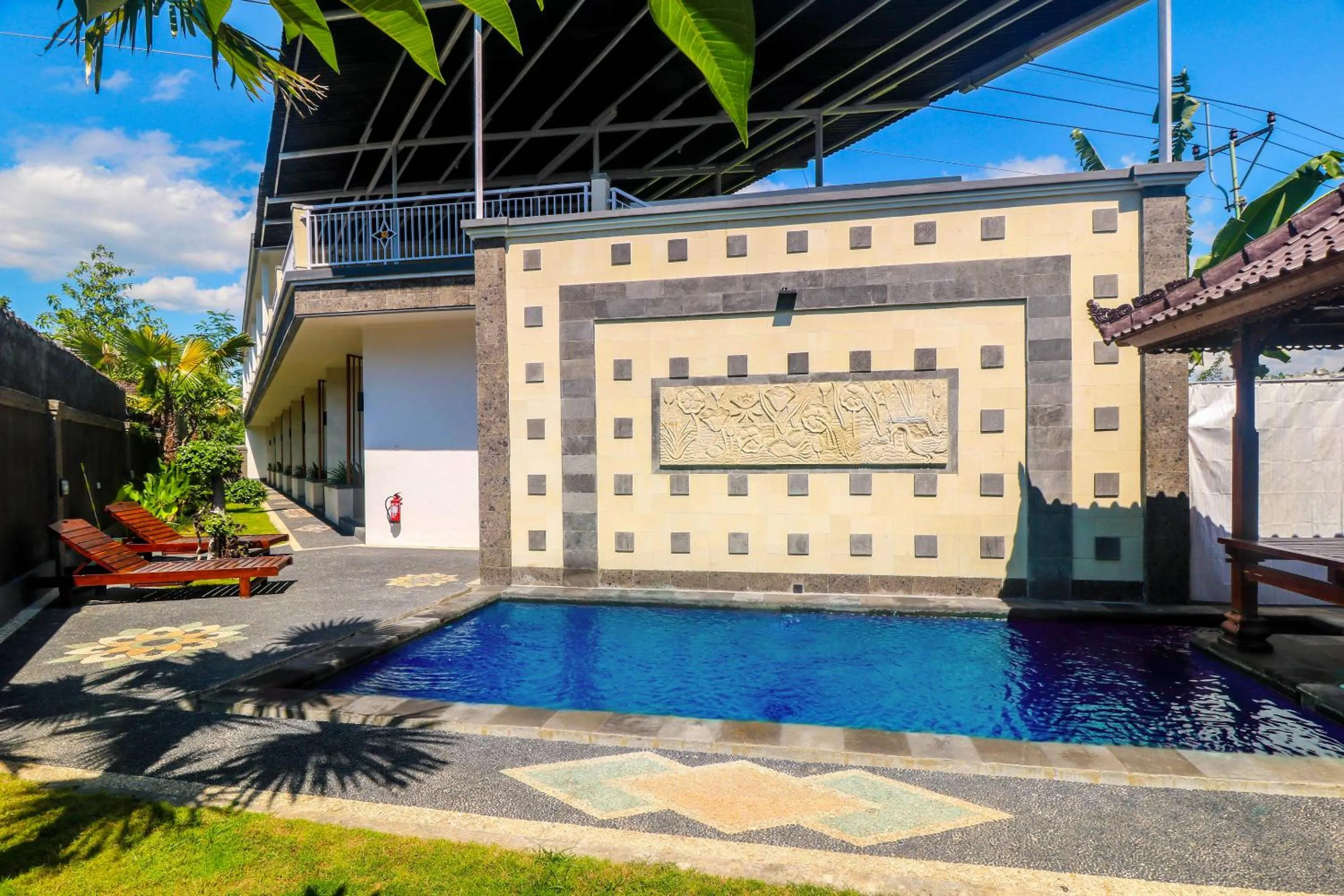 Swimming pool in De Loran Hotel