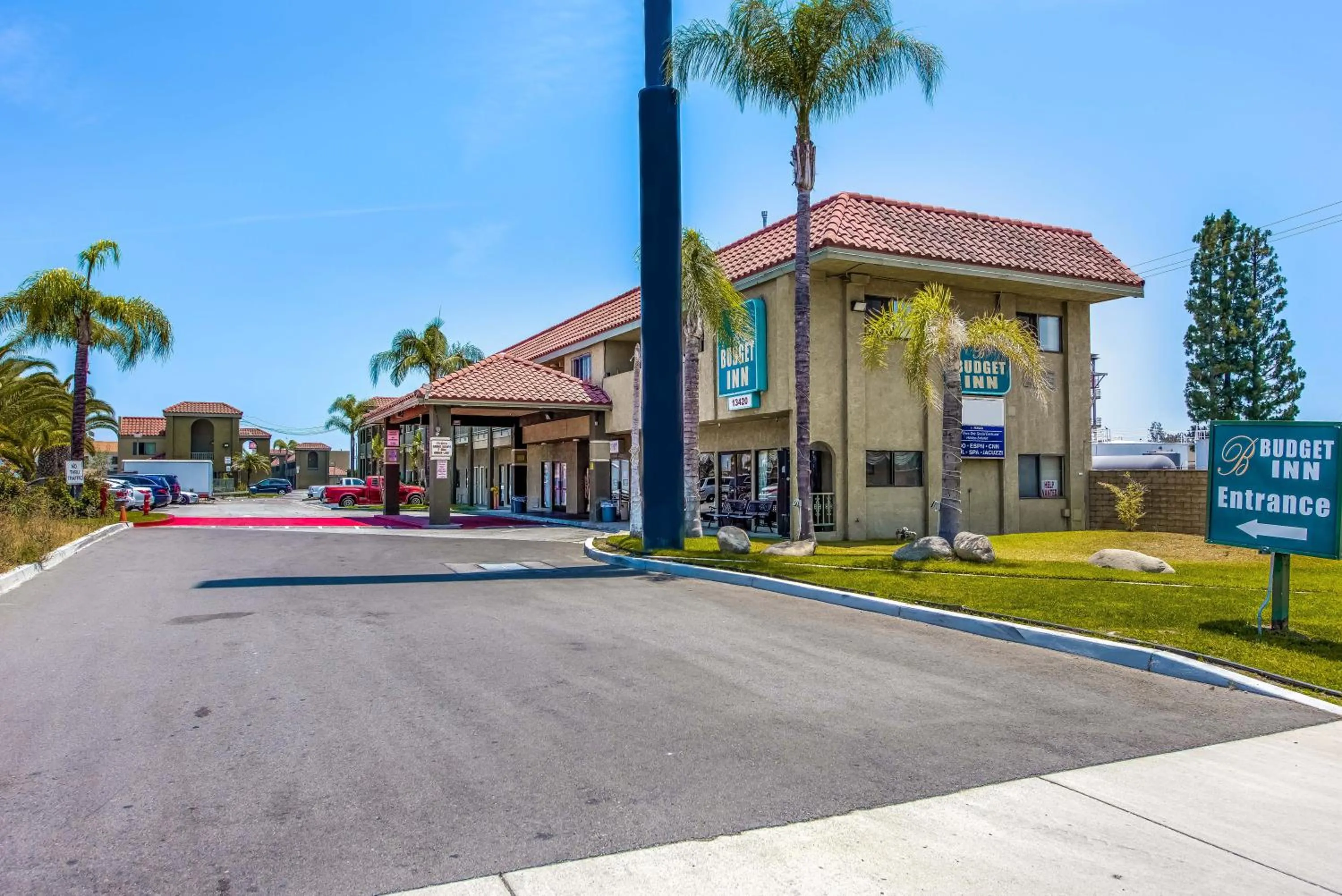 Property building in Budget Inn Anaheim / Santa Fe Springs