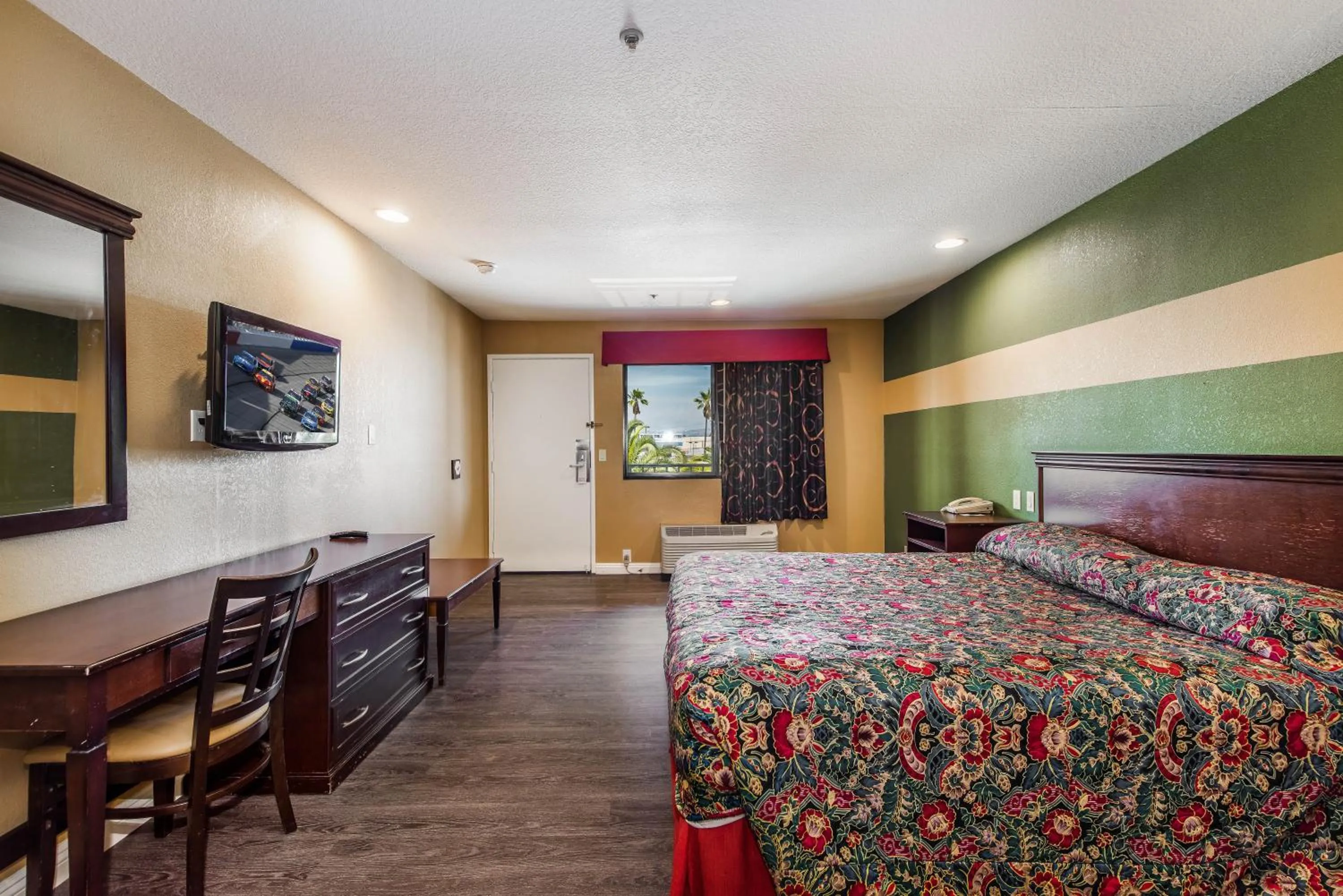 Photo of the whole room in Budget Inn Anaheim / Santa Fe Springs