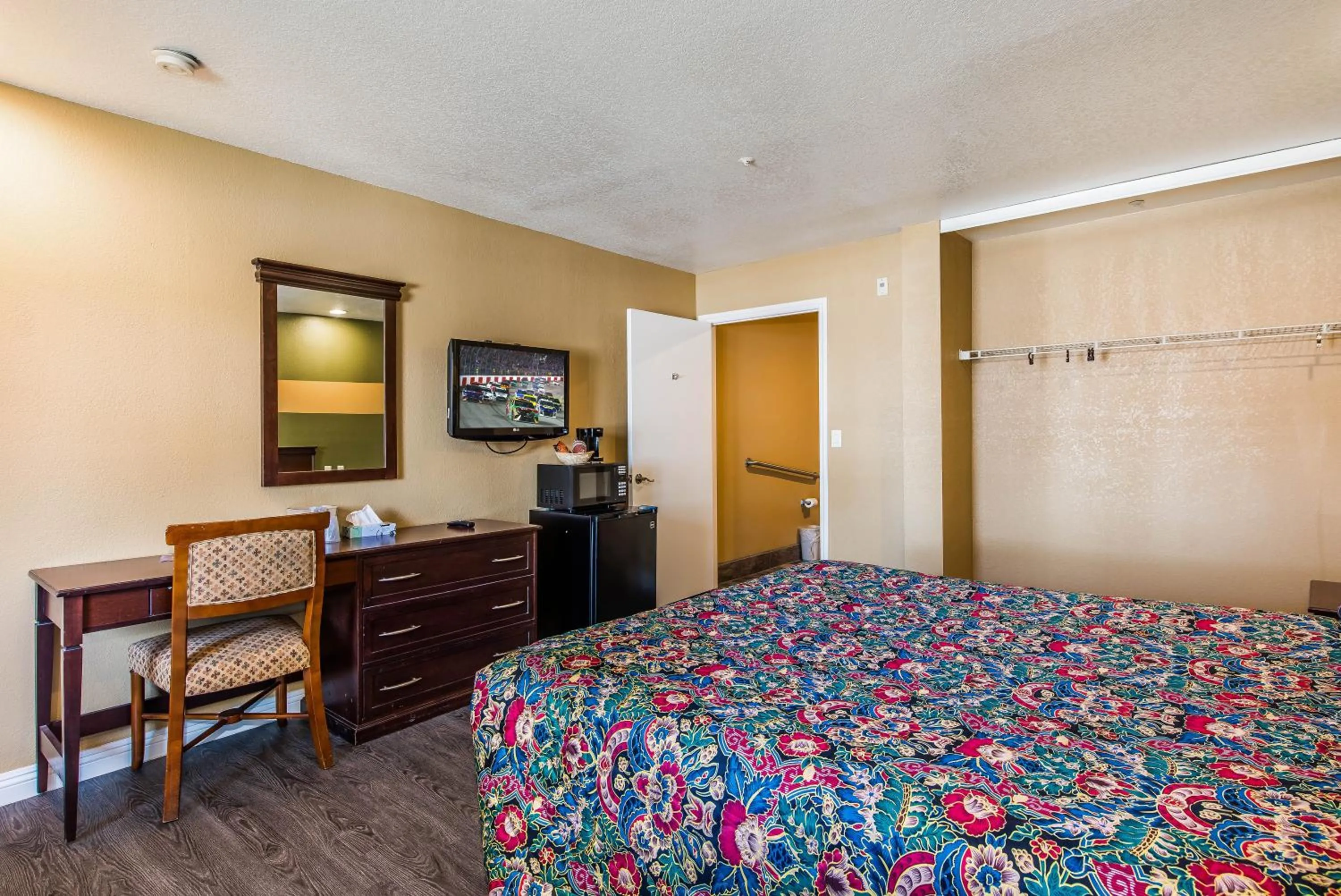 Bed in Budget Inn Anaheim / Santa Fe Springs