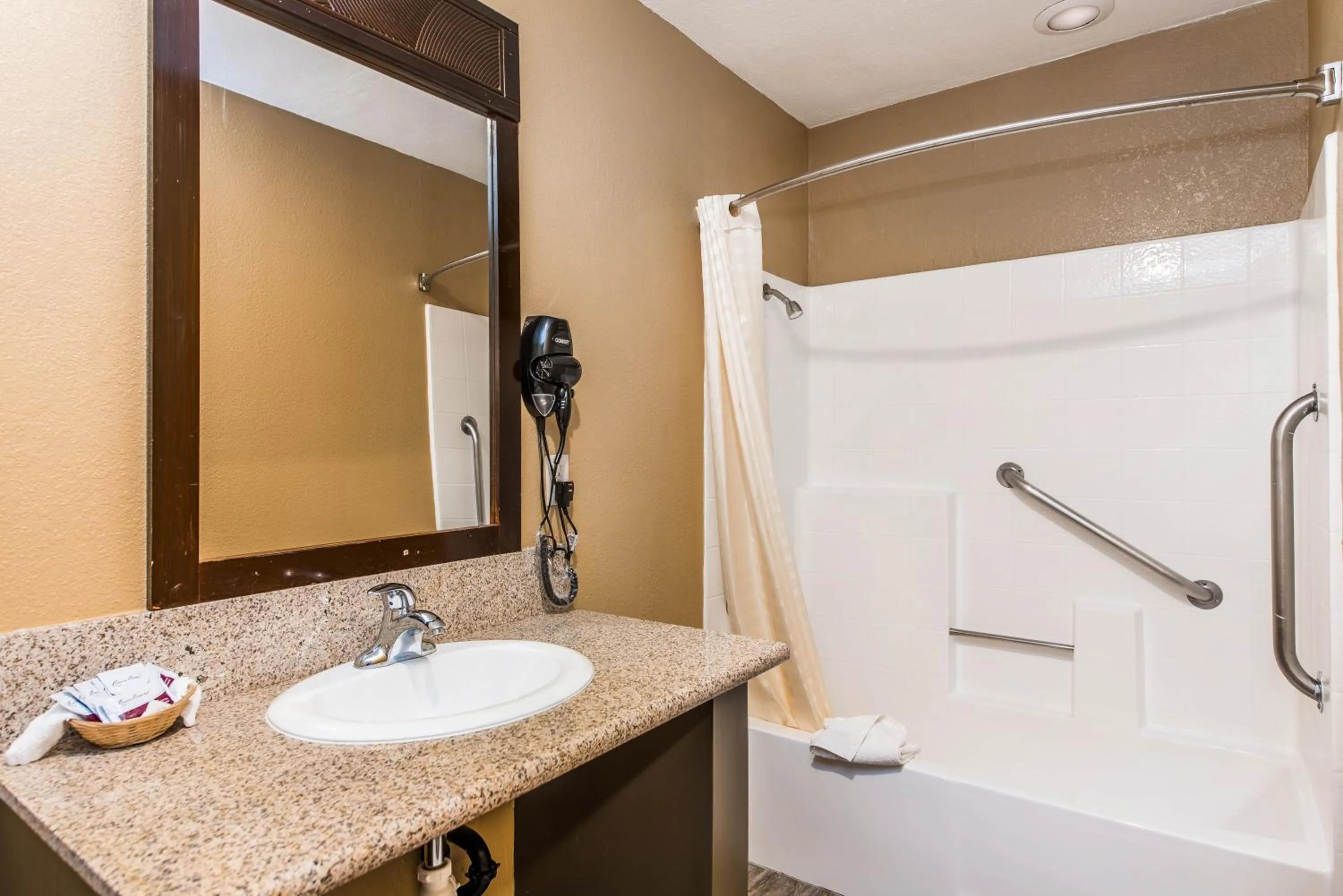 Shower in Budget Inn Anaheim / Santa Fe Springs