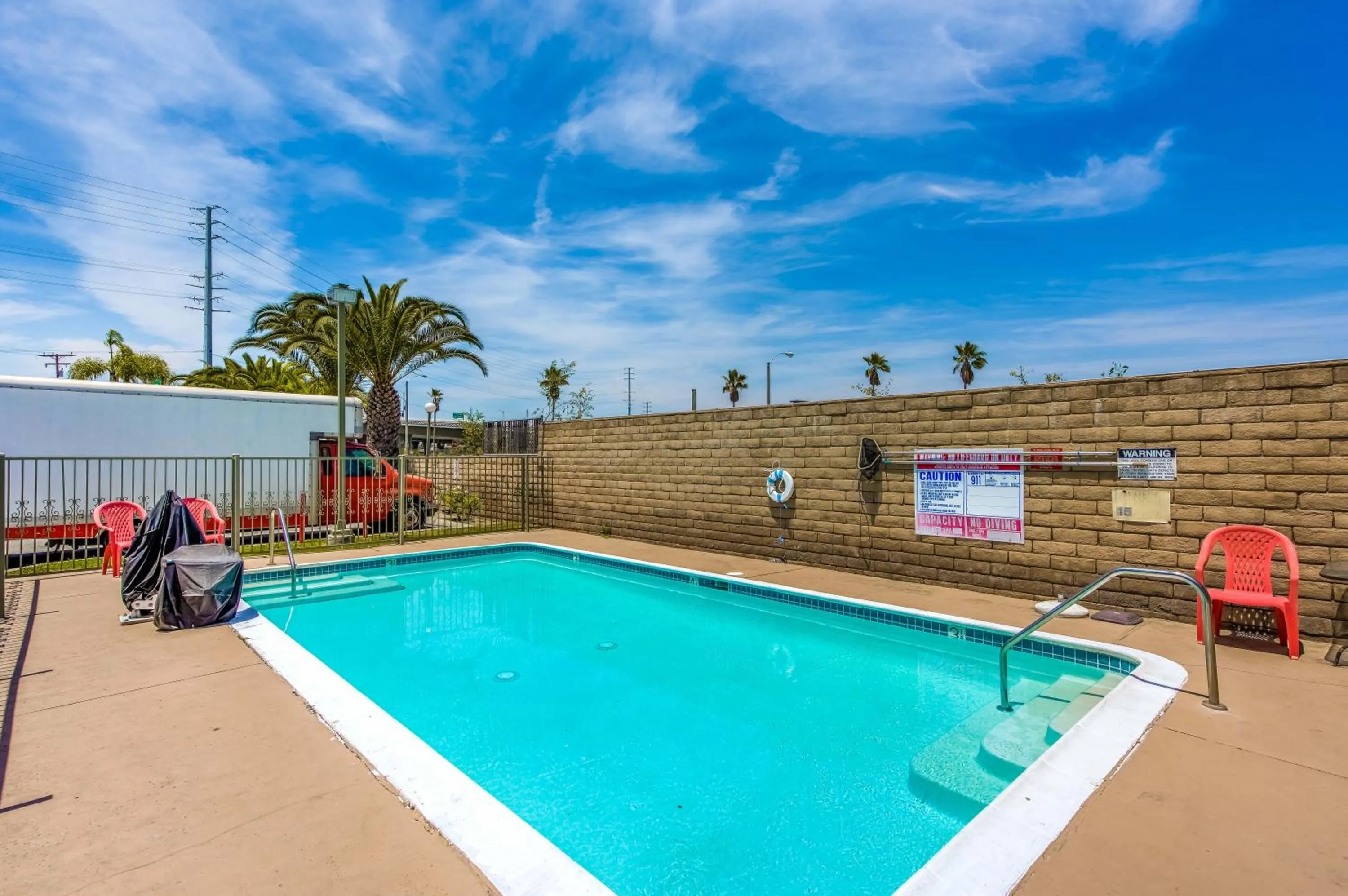 Swimming pool in Budget Inn Anaheim / Santa Fe Springs