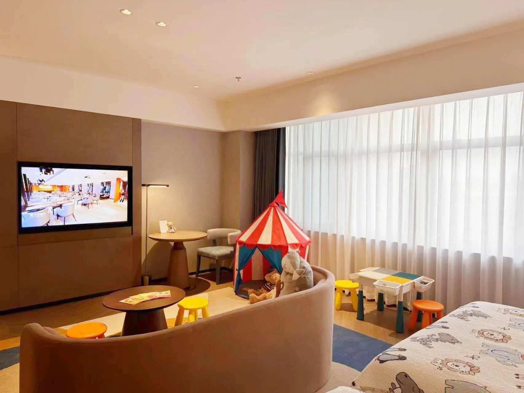 Photo of the whole room, Bed in Baiyun Hotel Guangzhou