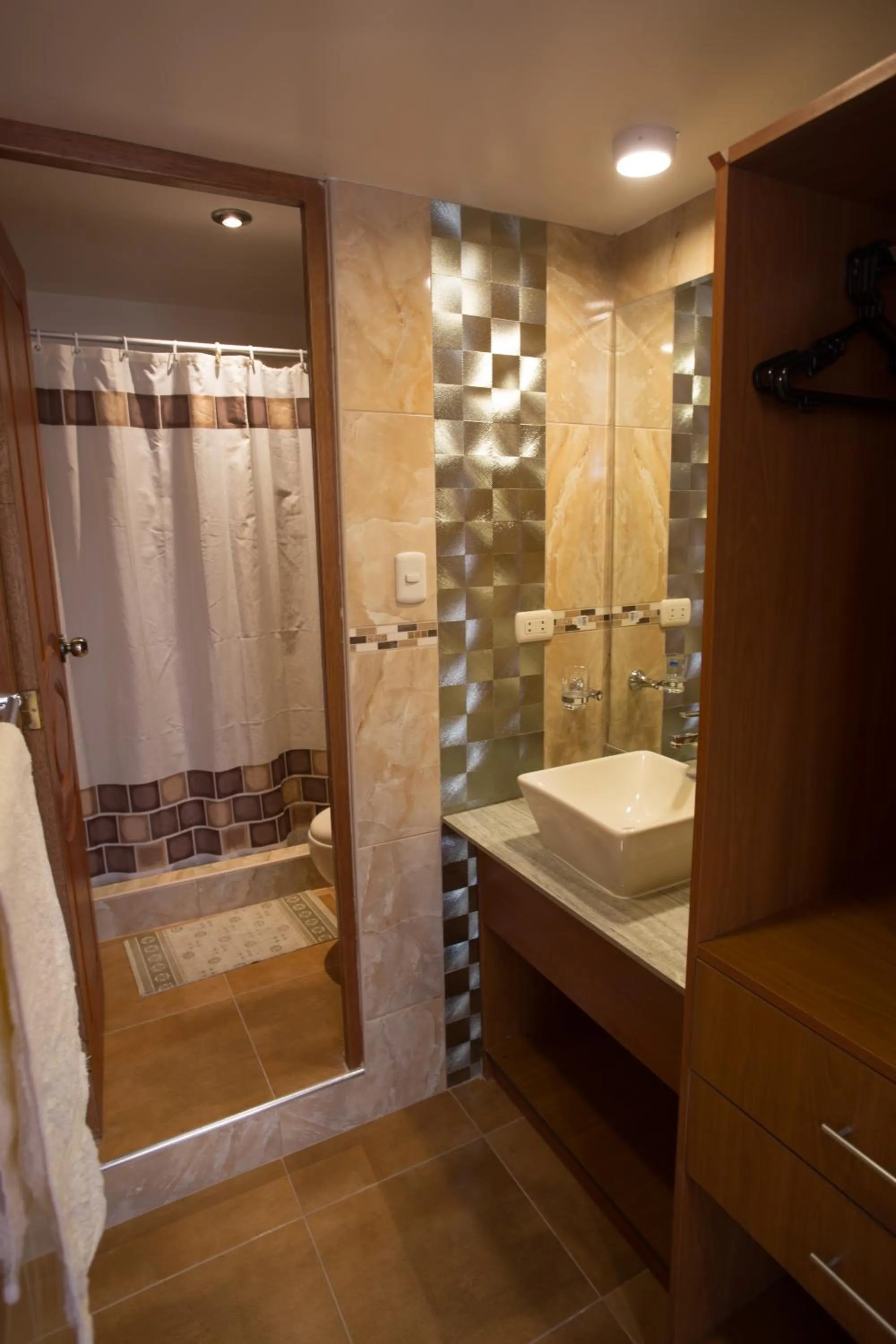 Shower in El Mariscal Cusco