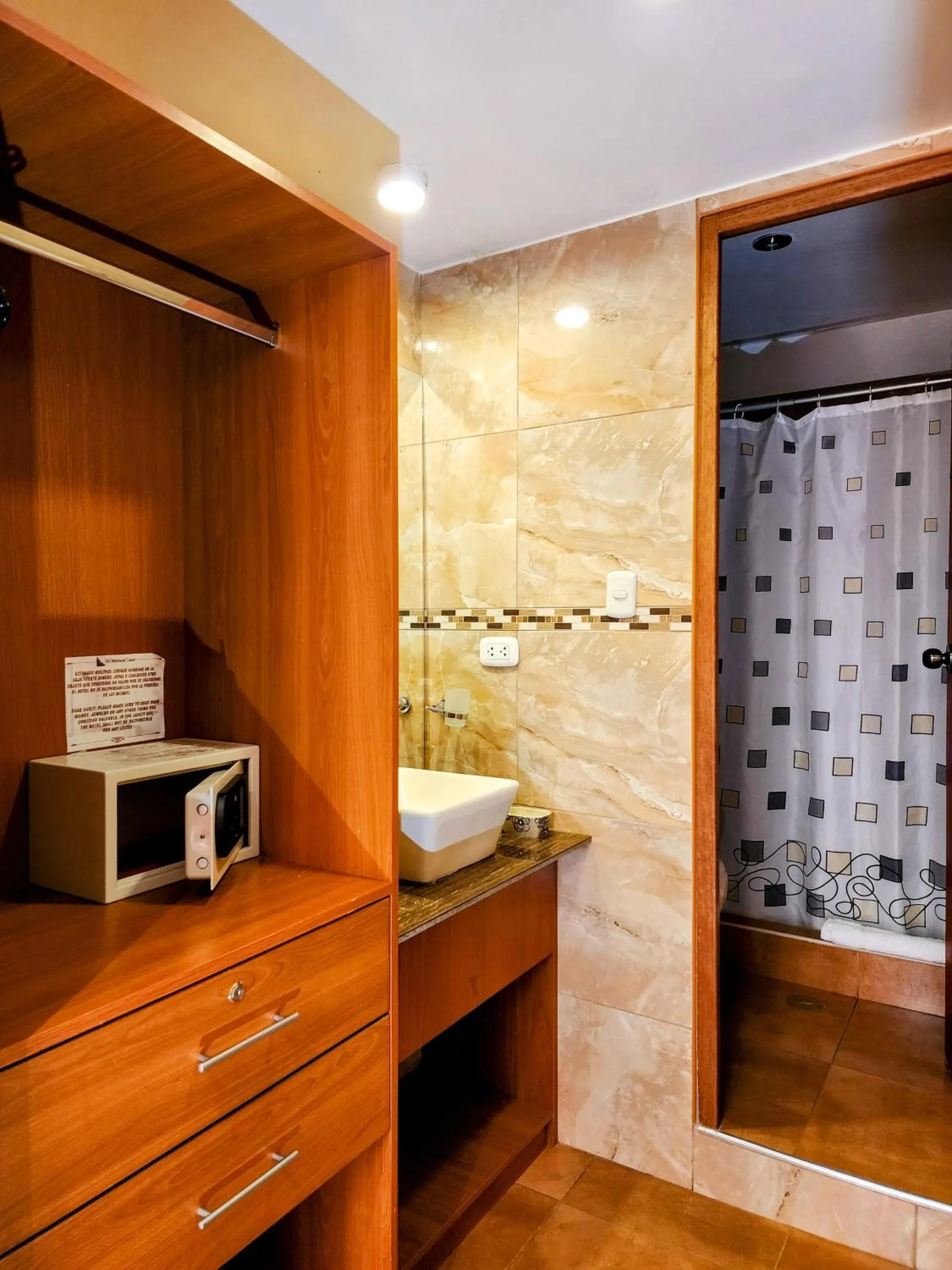 Shower in El Mariscal Cusco