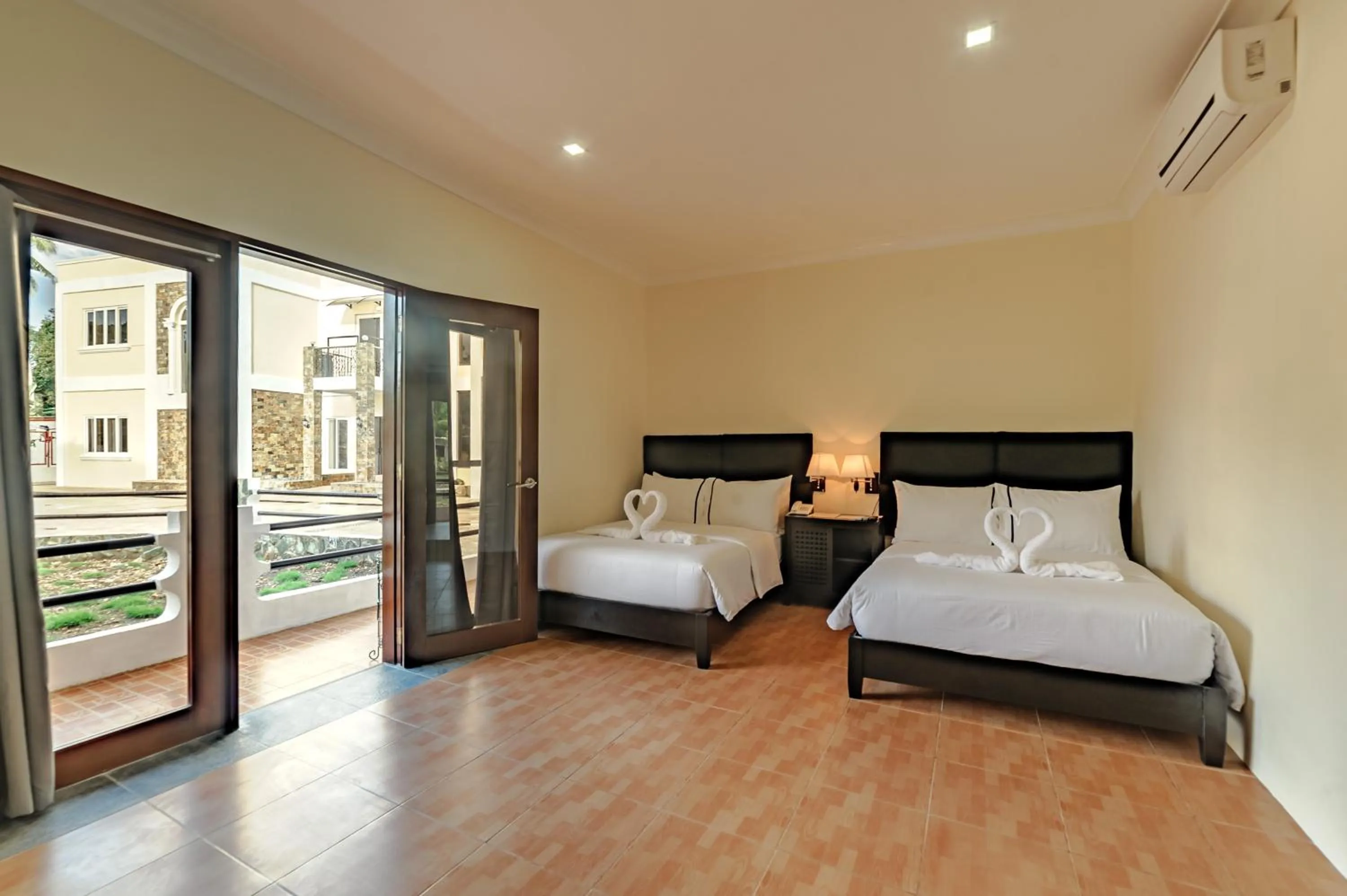 Photo of the whole room, Bed in Mario Dive Resort