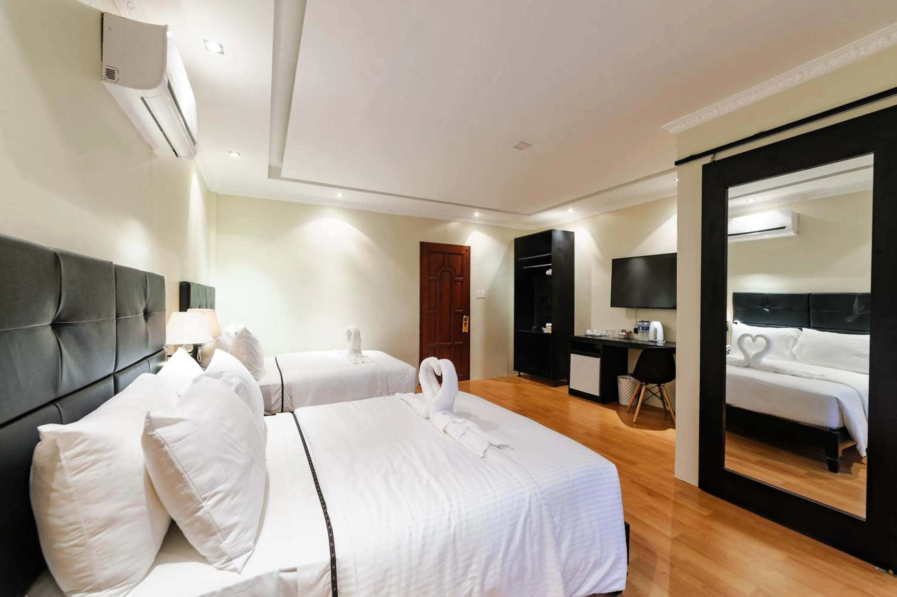 Photo of the whole room, Bed in Mario Dive Resort