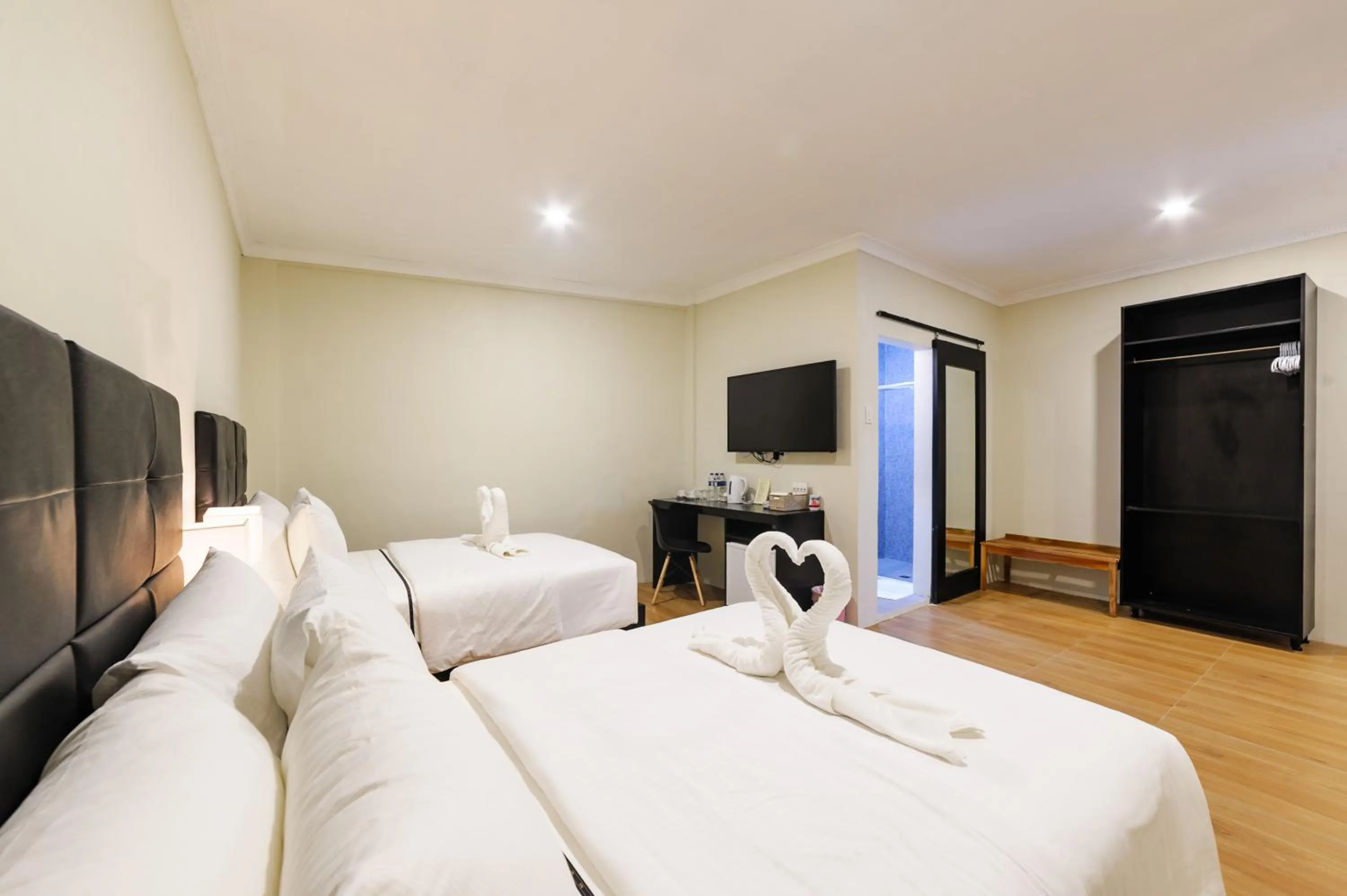 Photo of the whole room, Bed in Mario Dive Resort