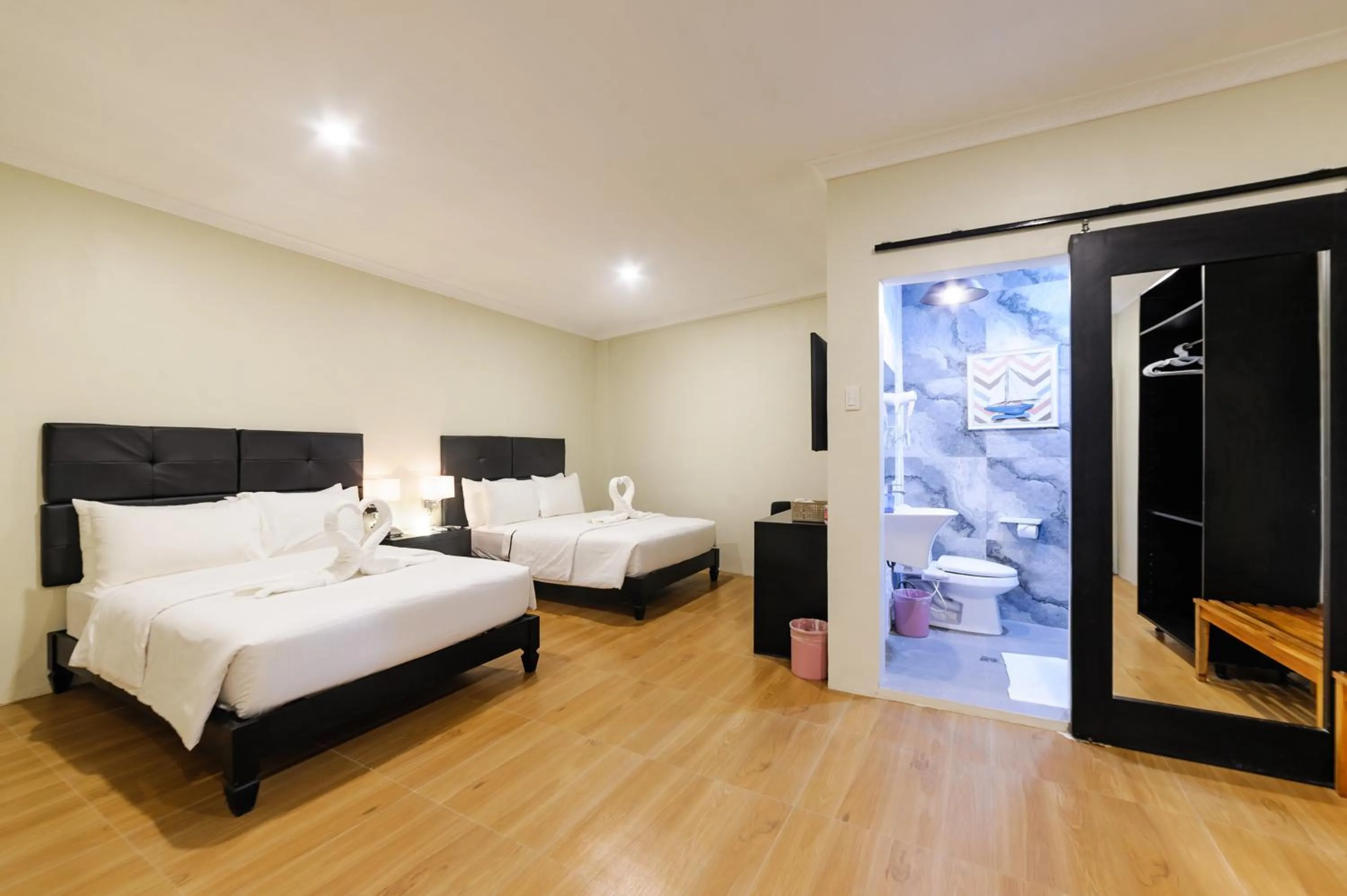 Photo of the whole room, Bed in Mario Dive Resort