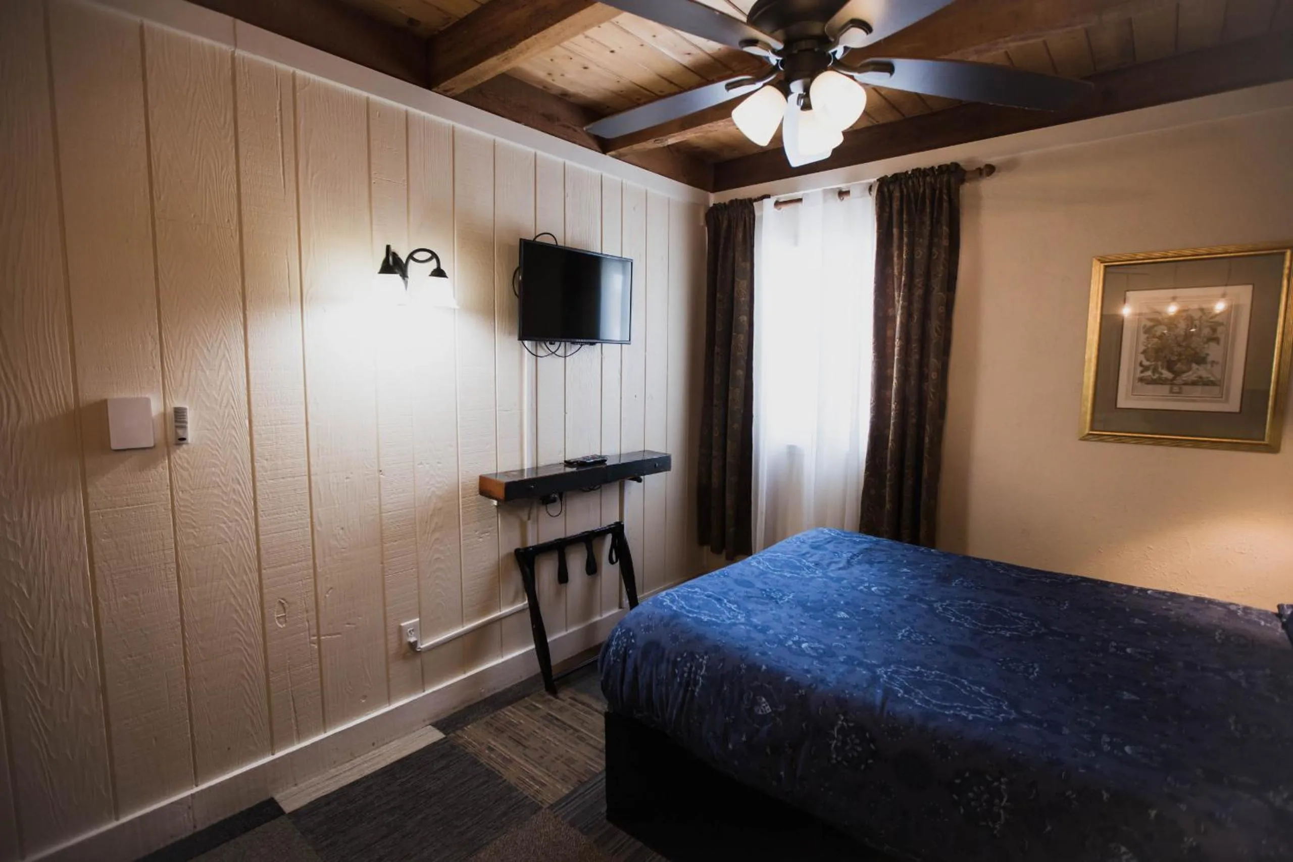 Bed in The Viking Lodge - Downtown Winter Park Colorado