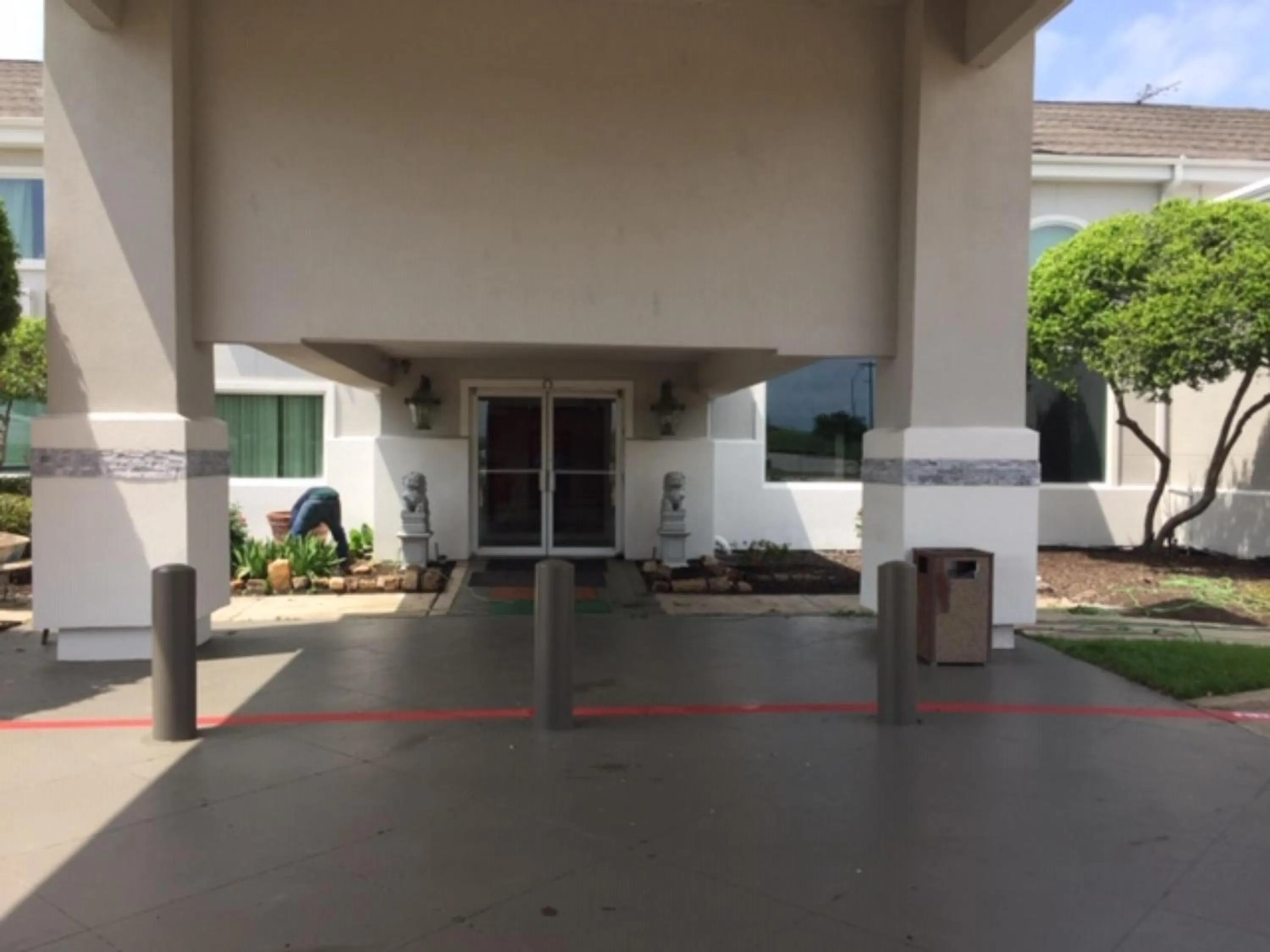 Facade/entrance in Studio 6 Burleson