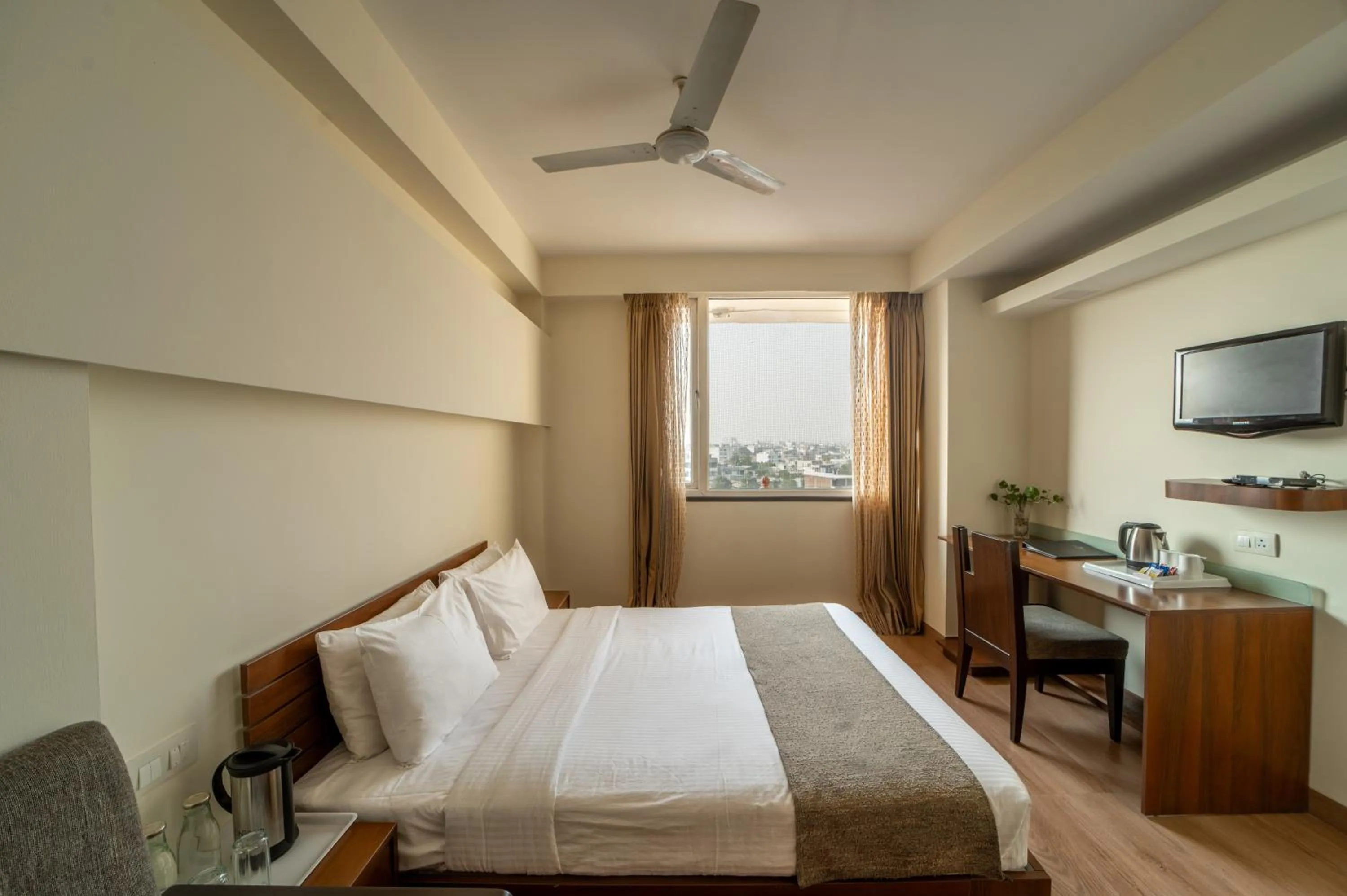 Bedroom, Bed in Whispering Palms Hotel Jaipur