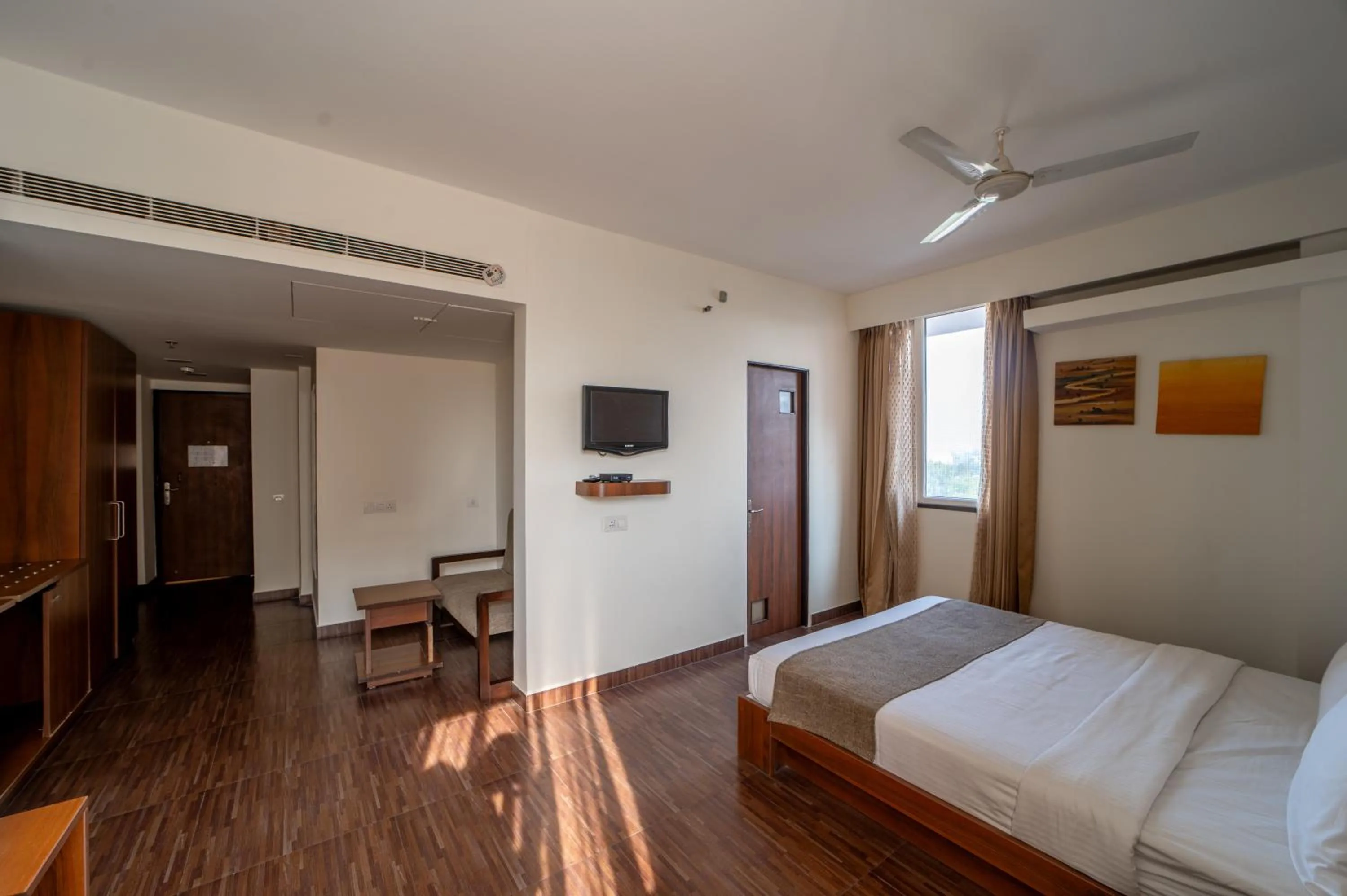 Bedroom, Bed in Whispering Palms Hotel Jaipur