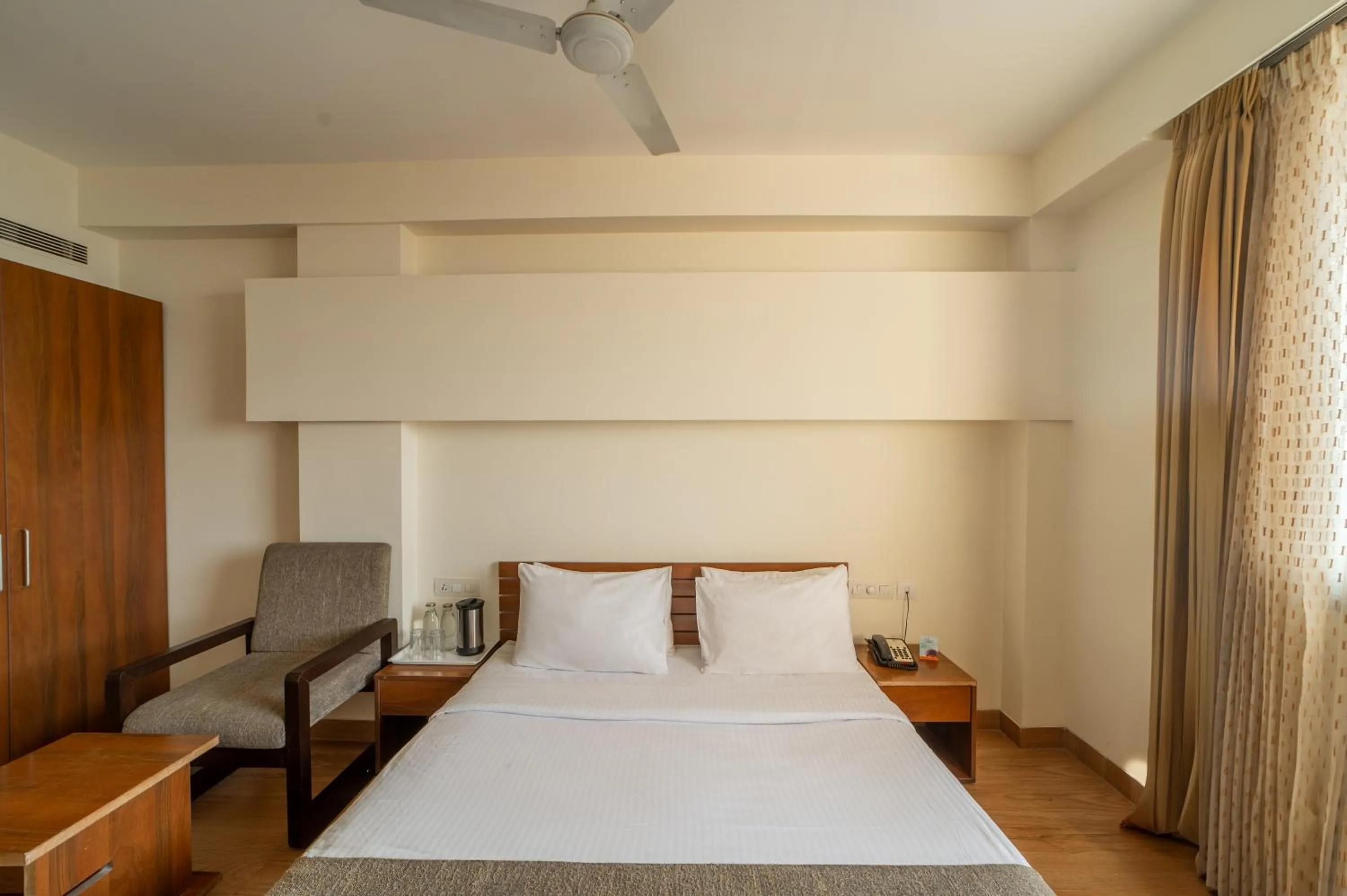 Bedroom, Bed in Whispering Palms Hotel Jaipur