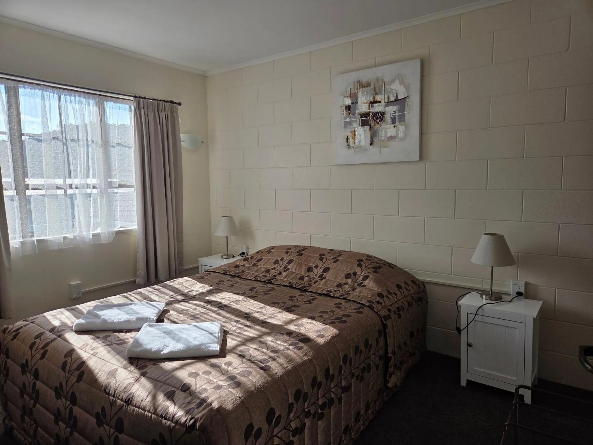 Bed in Stonehaven Motel