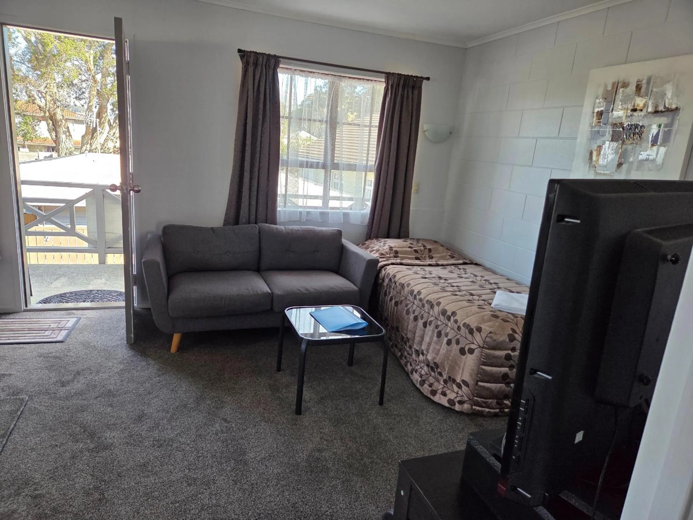 Bed in Stonehaven Motel