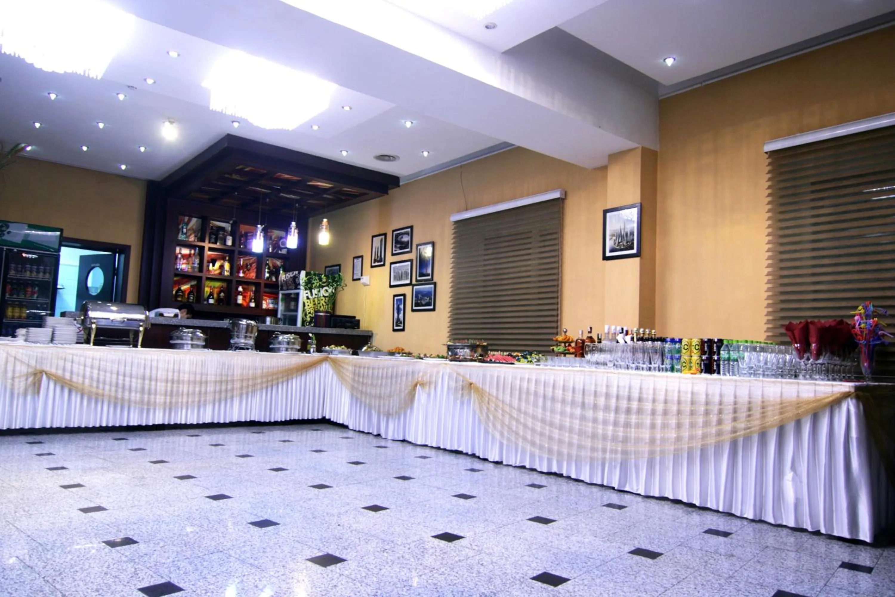 Restaurant/places to eat in New West Hotel