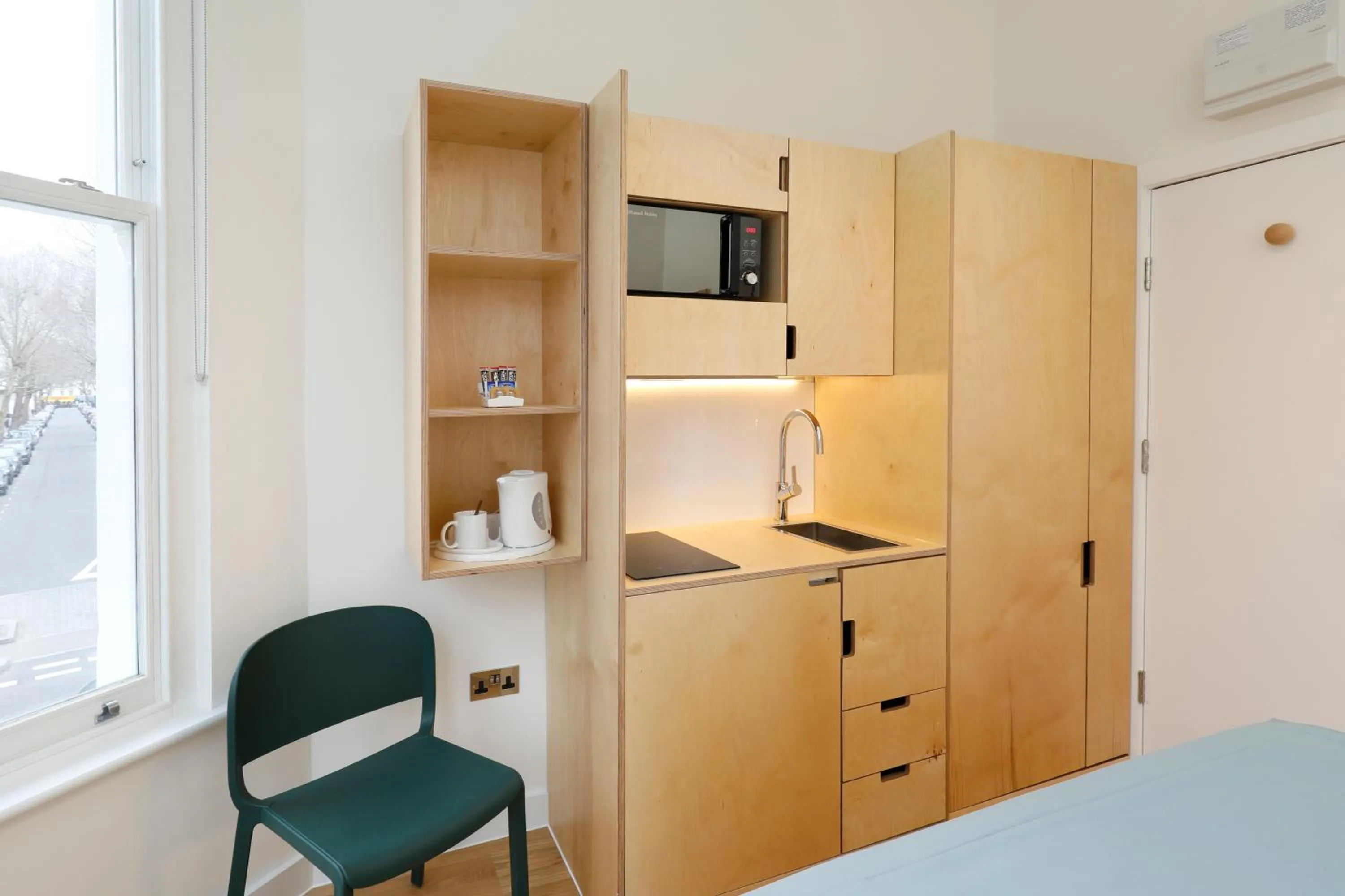 Kitchen or kitchenette, Bed in Exhibition Court Hotel