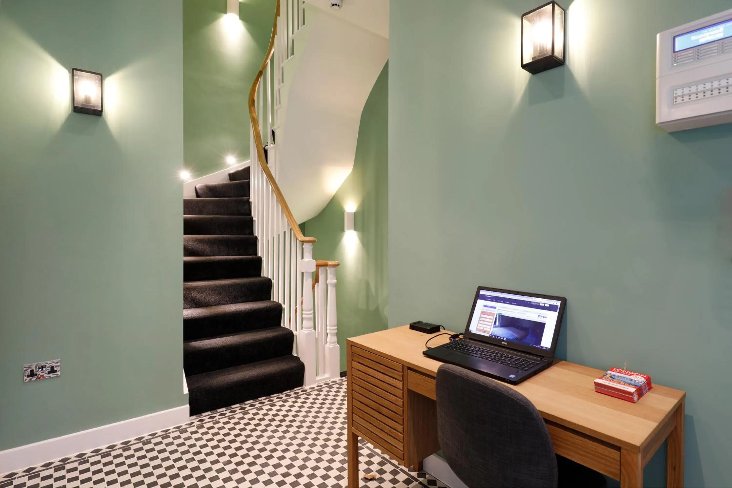 Lobby or reception, TV/Entertainment Center in Exhibition Court Hotel