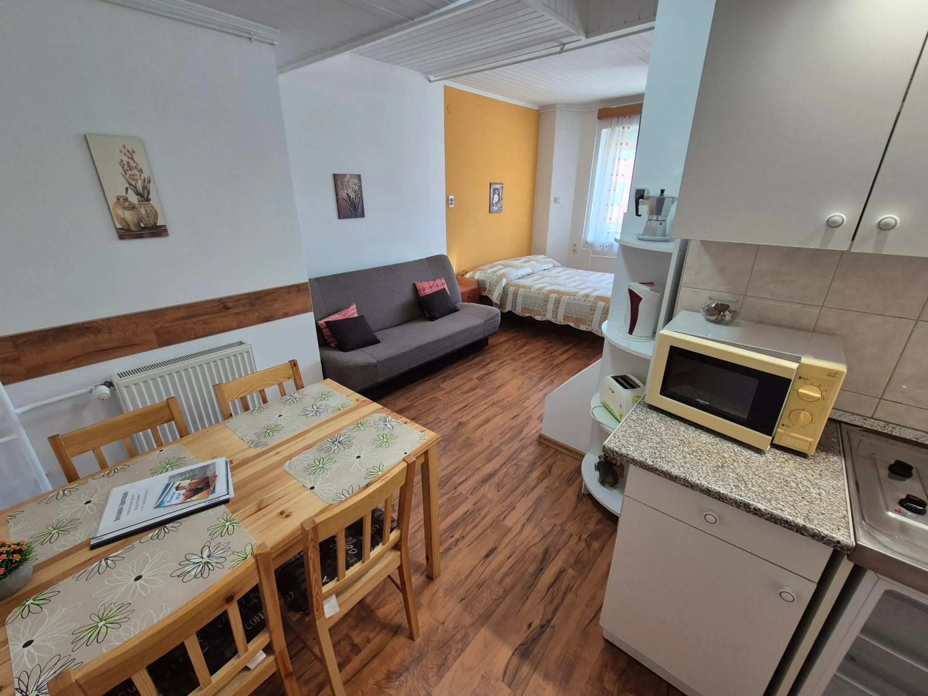 Studio (3 Adults) in Roxanna Apartman