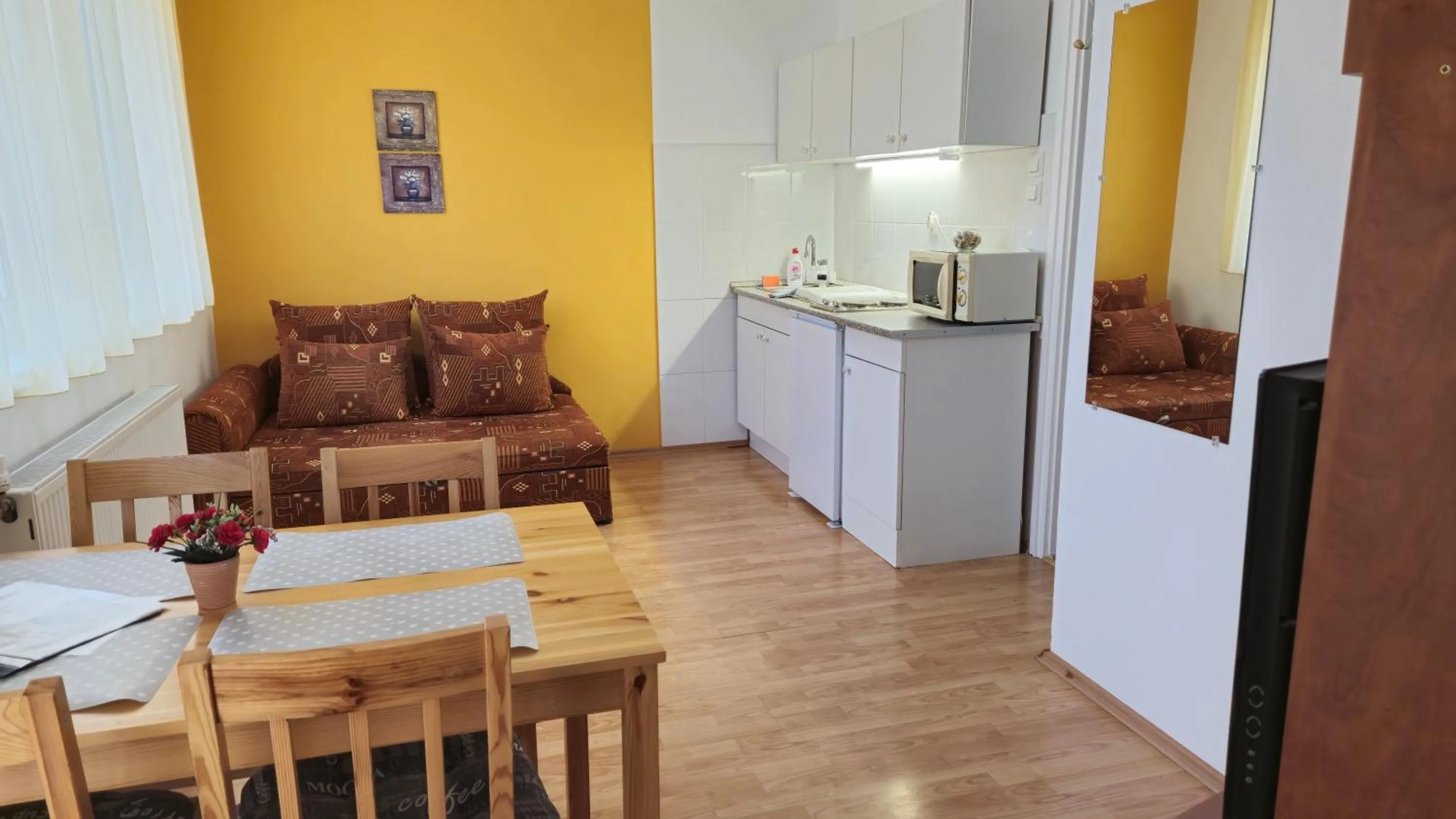 Apartment (4 Adults) in Roxanna Apartman