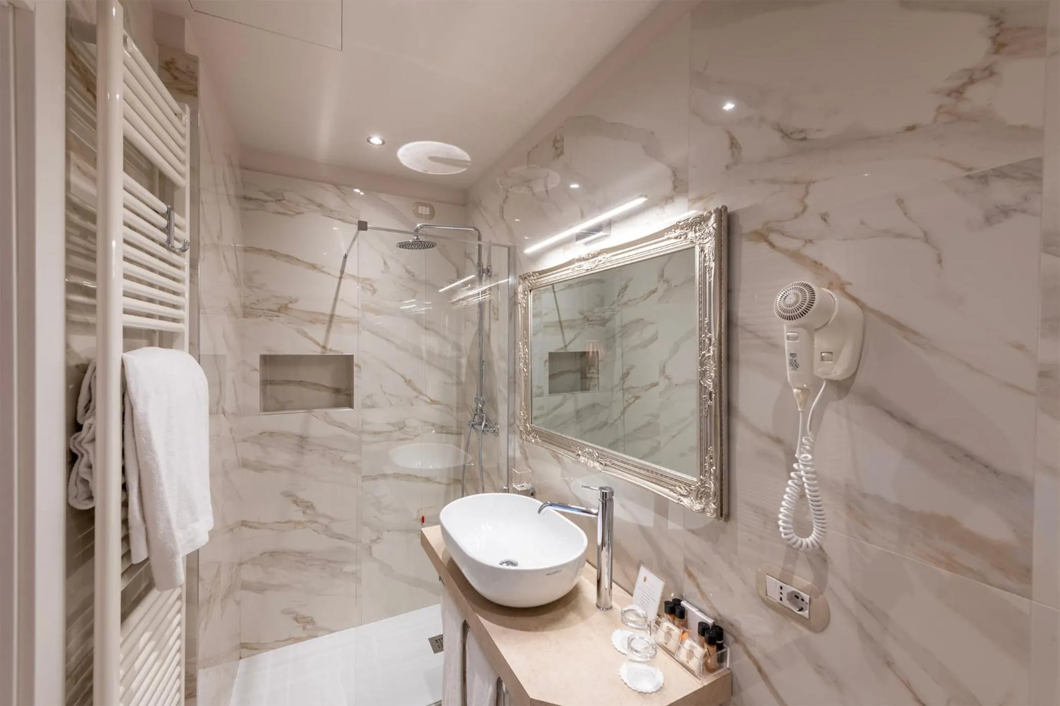 Shower in Majestic Toscanelli (centro storico)