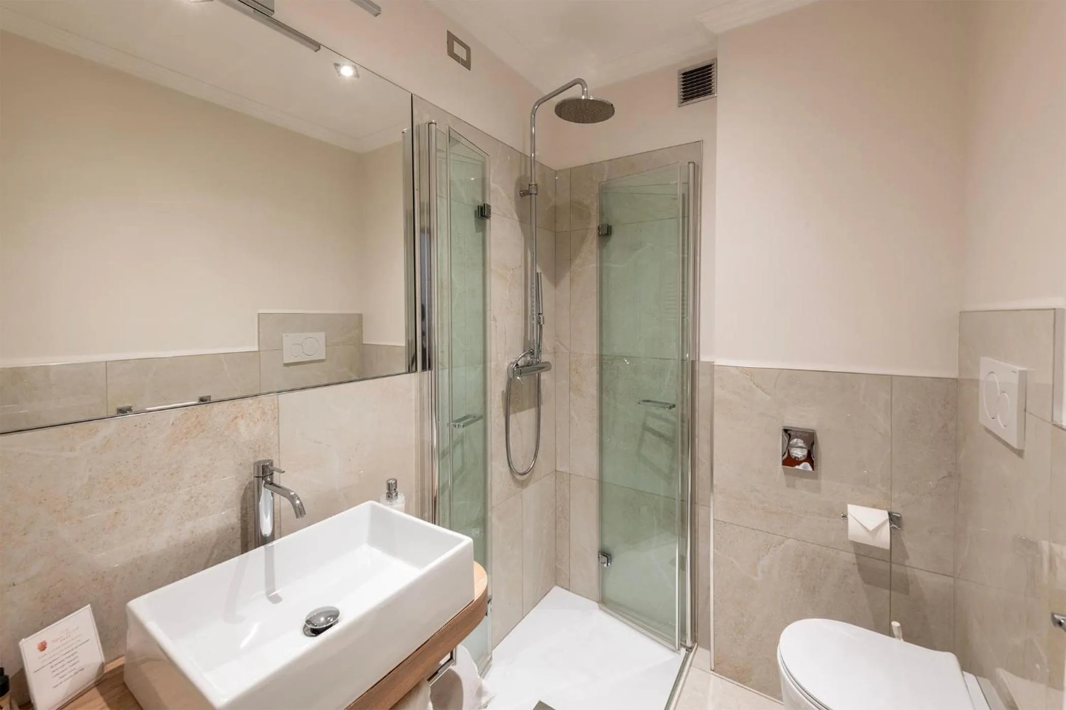 Shower in Majestic Toscanelli (centro storico)