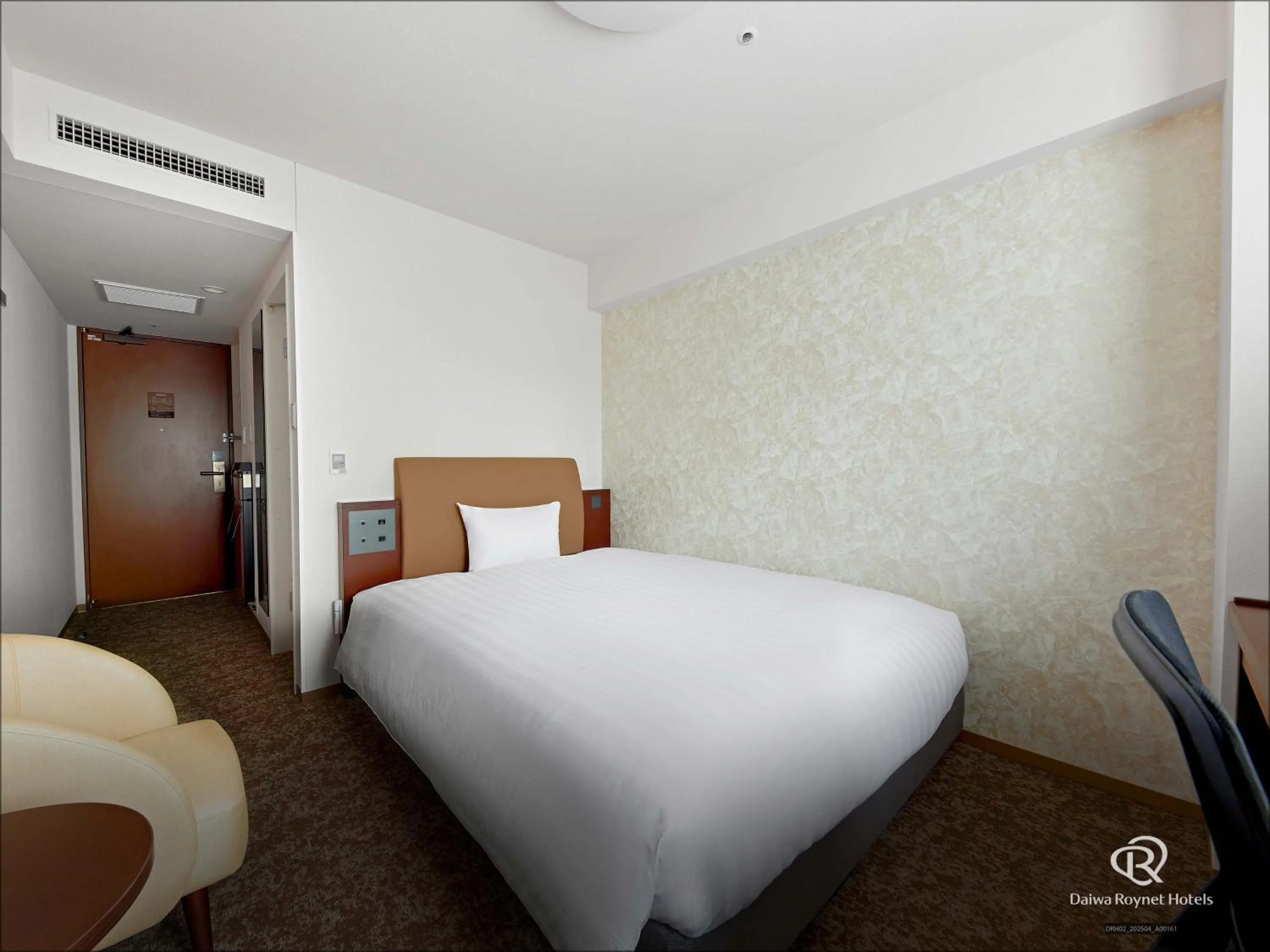 Photo of the whole room, Bed in Daiwa Roynet Hotel Shin-Yokohama