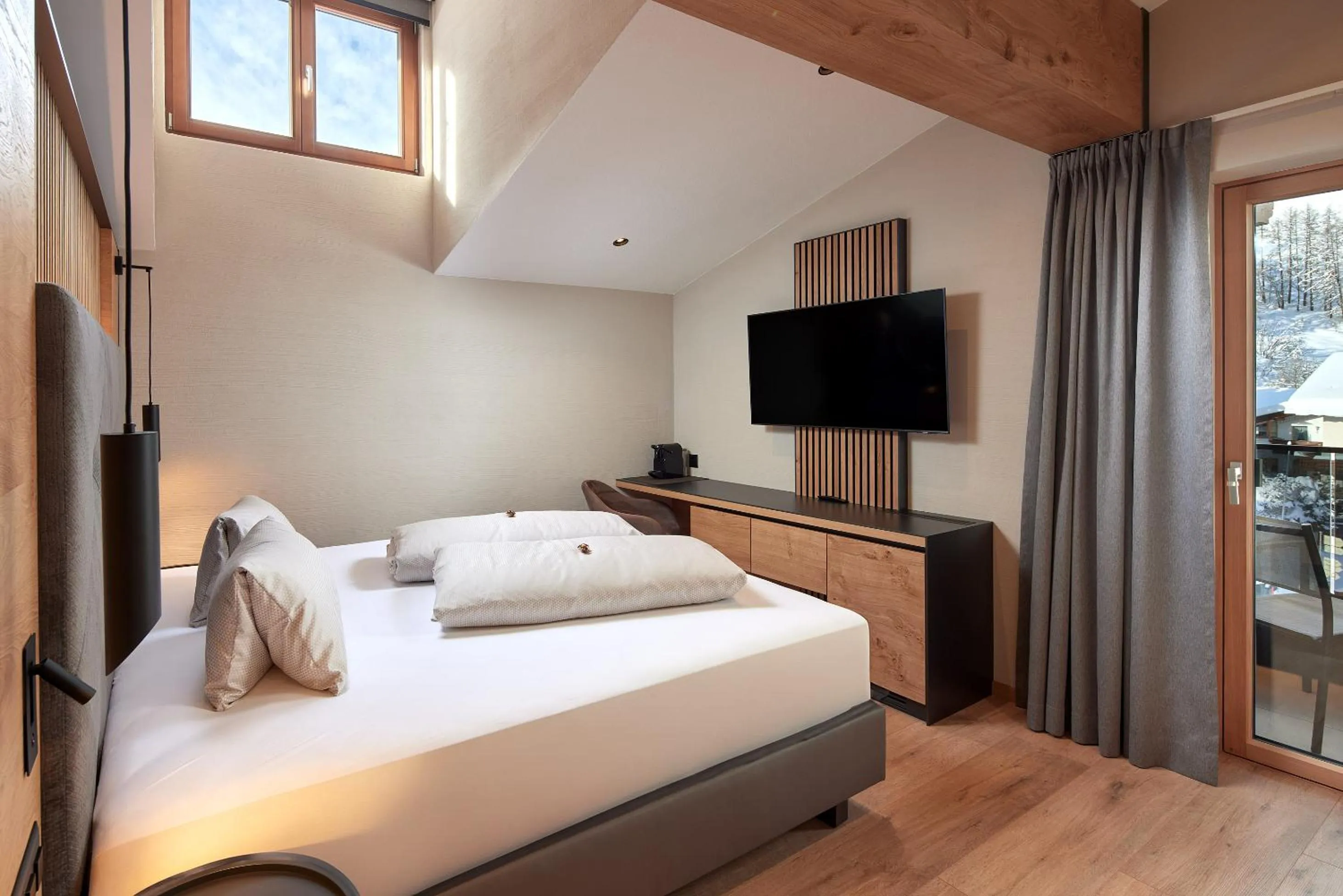 Photo of the whole room, Bed in Panorama Samnaun