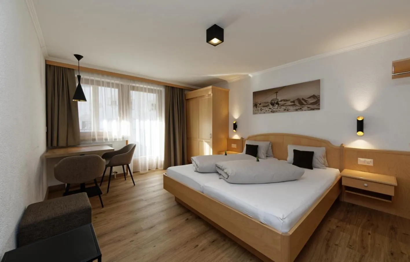 Photo of the whole room, Bed in Panorama Samnaun