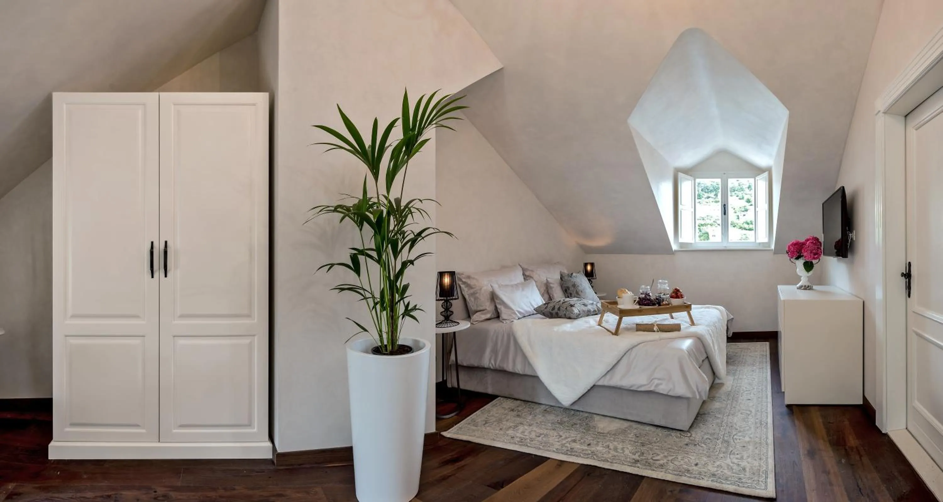 Photo of the whole room, Bed in Puteus Palace Heritage Hotel