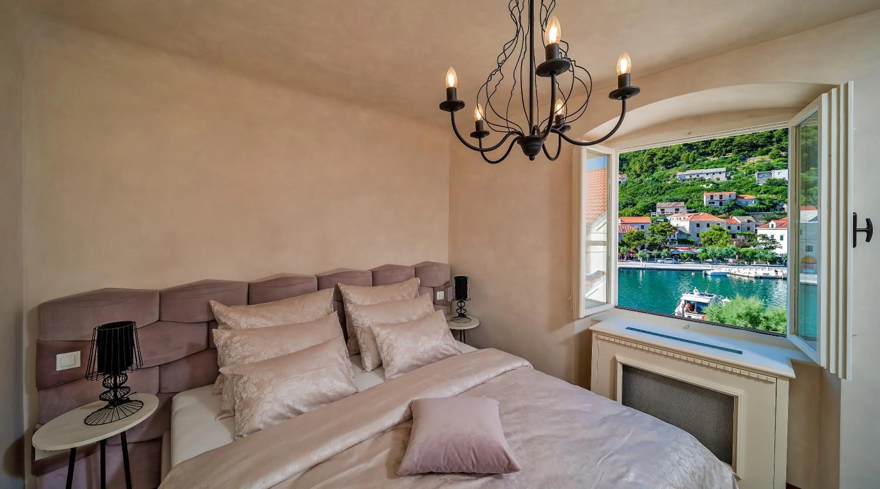 Photo of the whole room, Bed in Puteus Palace Heritage Hotel