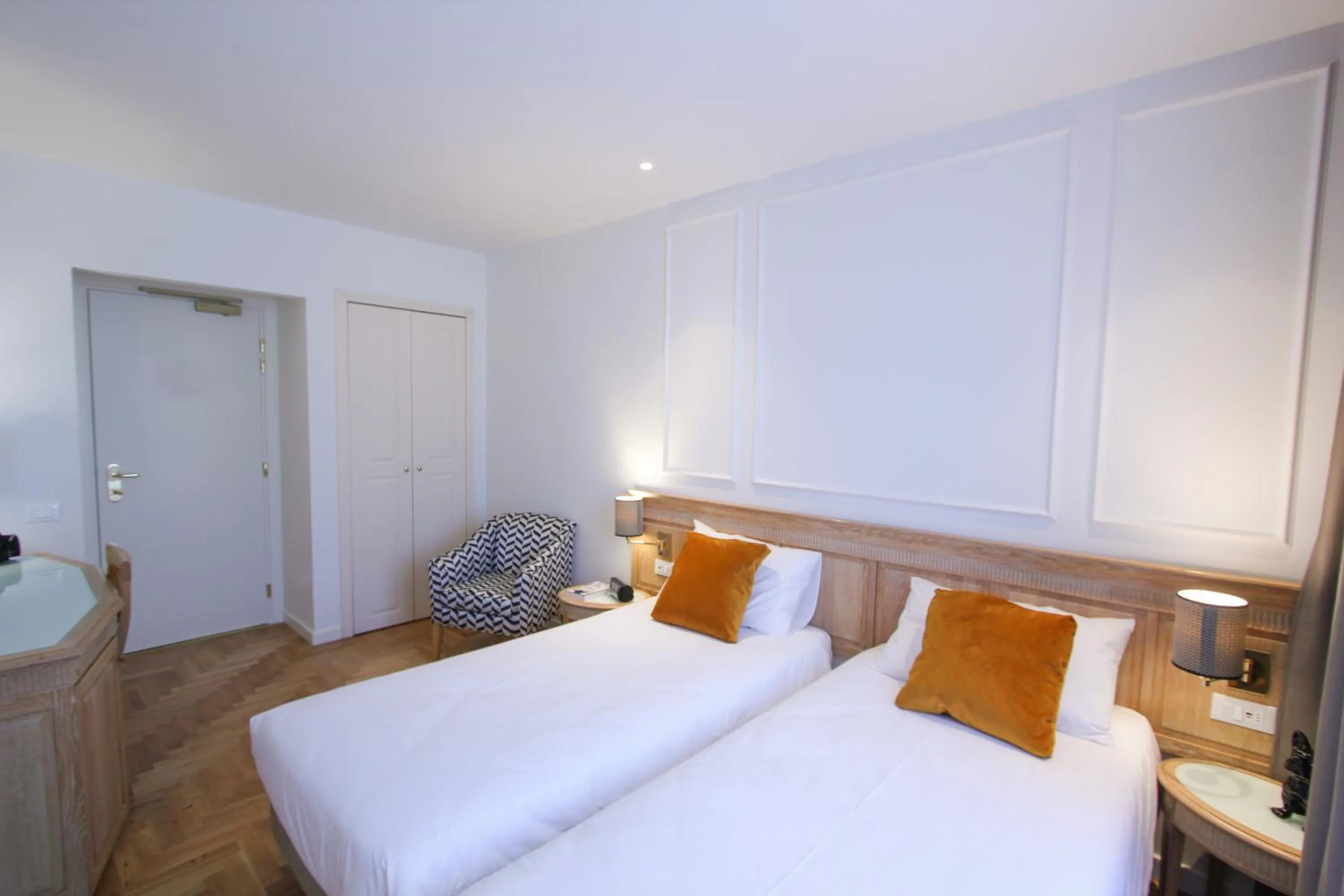 Bedroom, Bed in Ambassador Palace Hotel