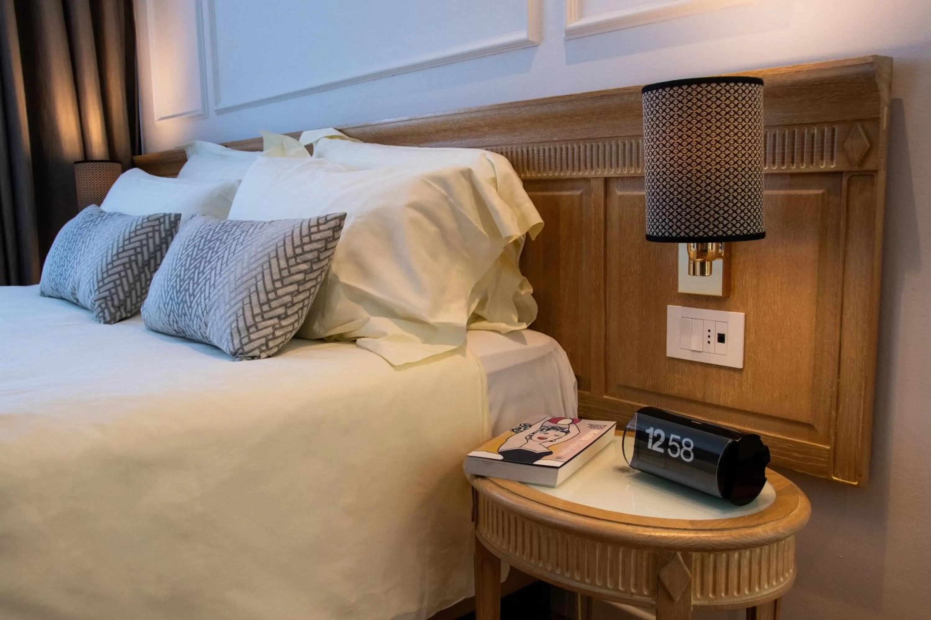 Bedroom, Bed in Ambassador Palace Hotel