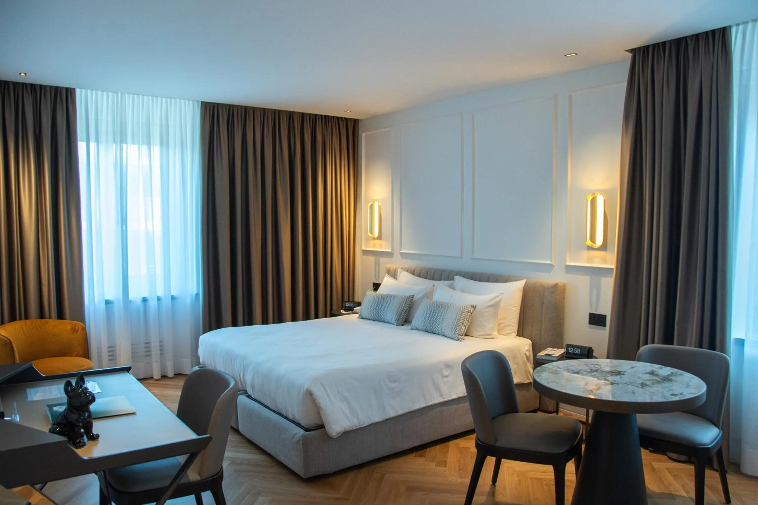 Bedroom, Bed in Ambassador Palace Hotel