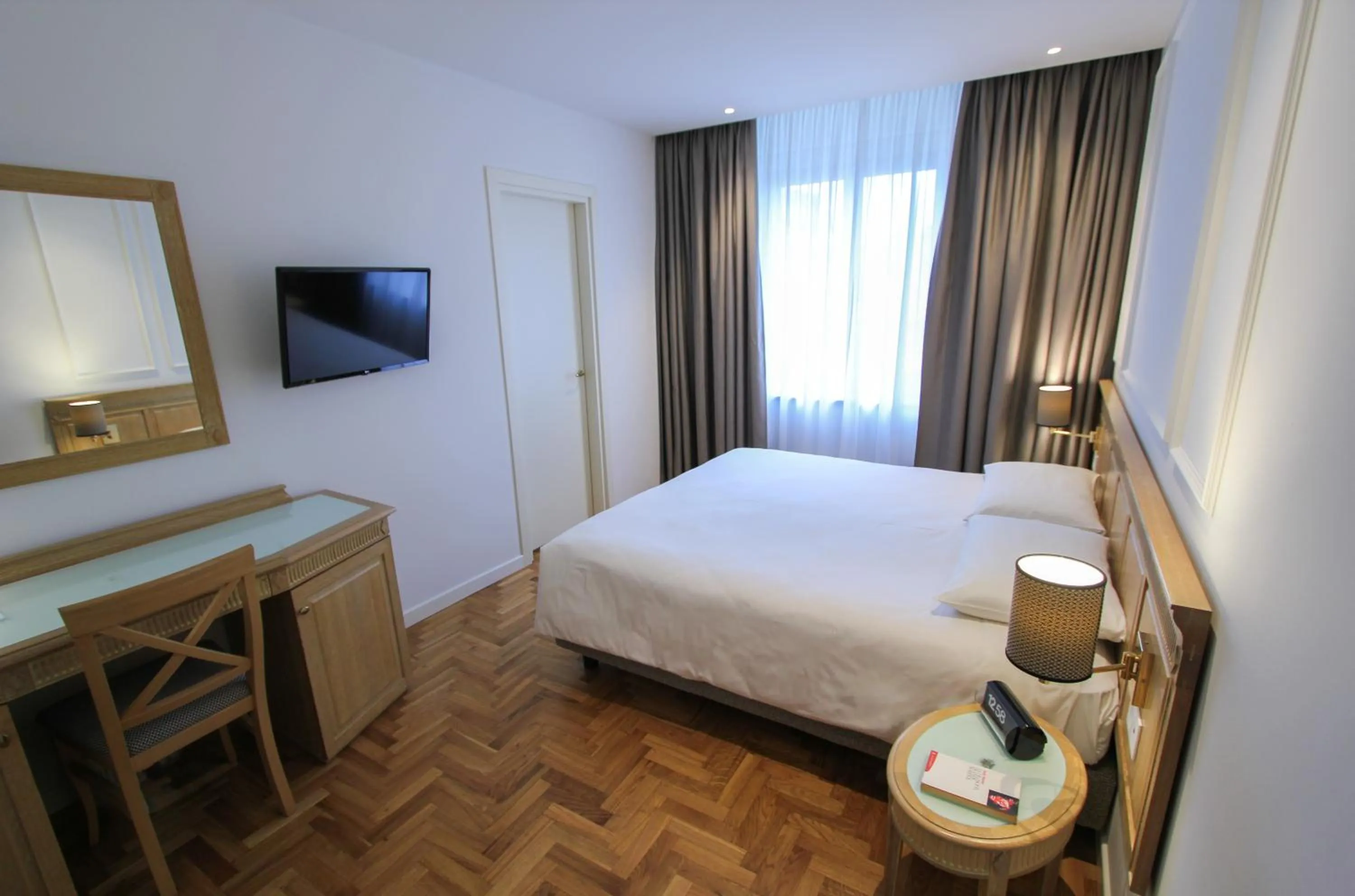 Bedroom, Bed in Ambassador Palace Hotel