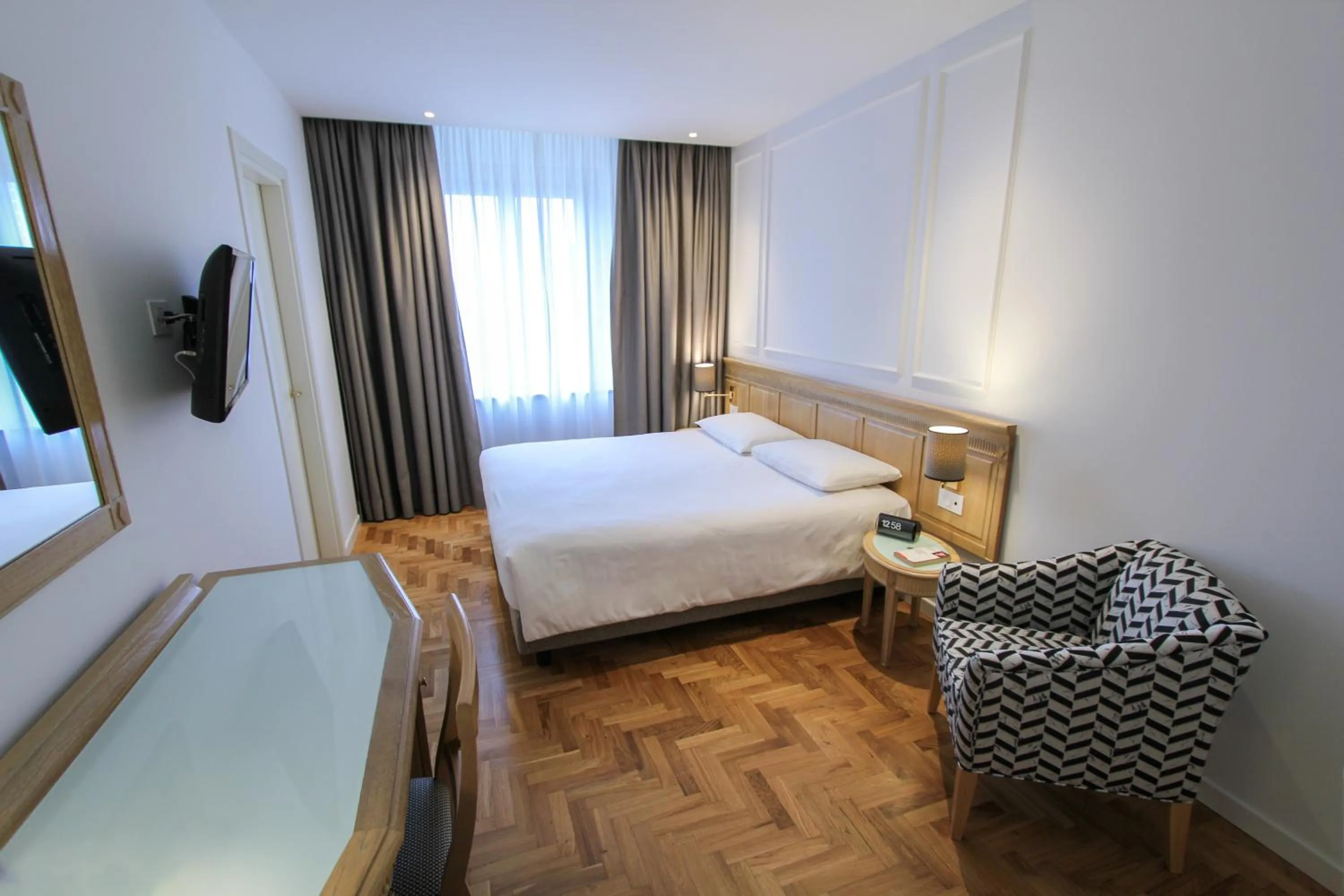 Bedroom, Bed in Ambassador Palace Hotel