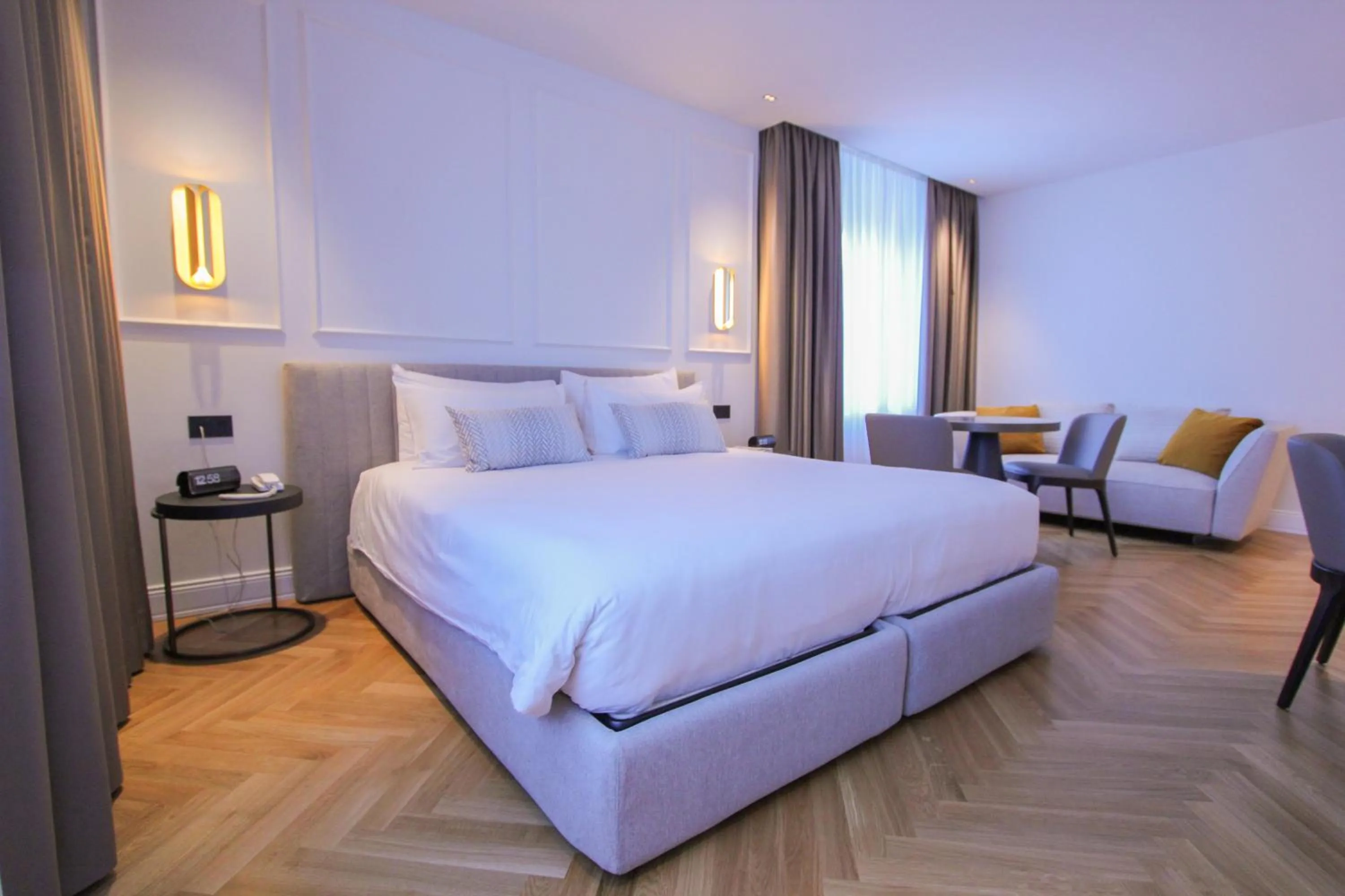 Bedroom, Bed in Ambassador Palace Hotel