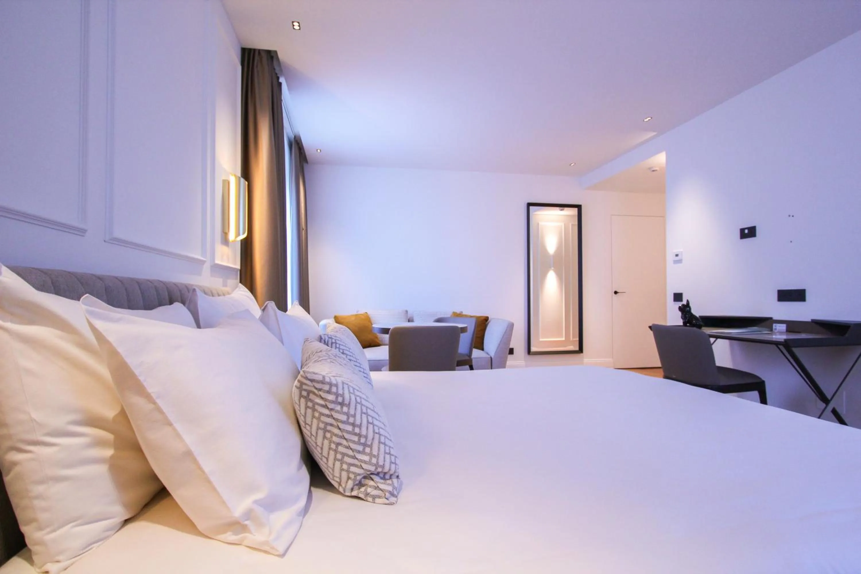 Photo of the whole room, Bed in Ambassador Palace Hotel