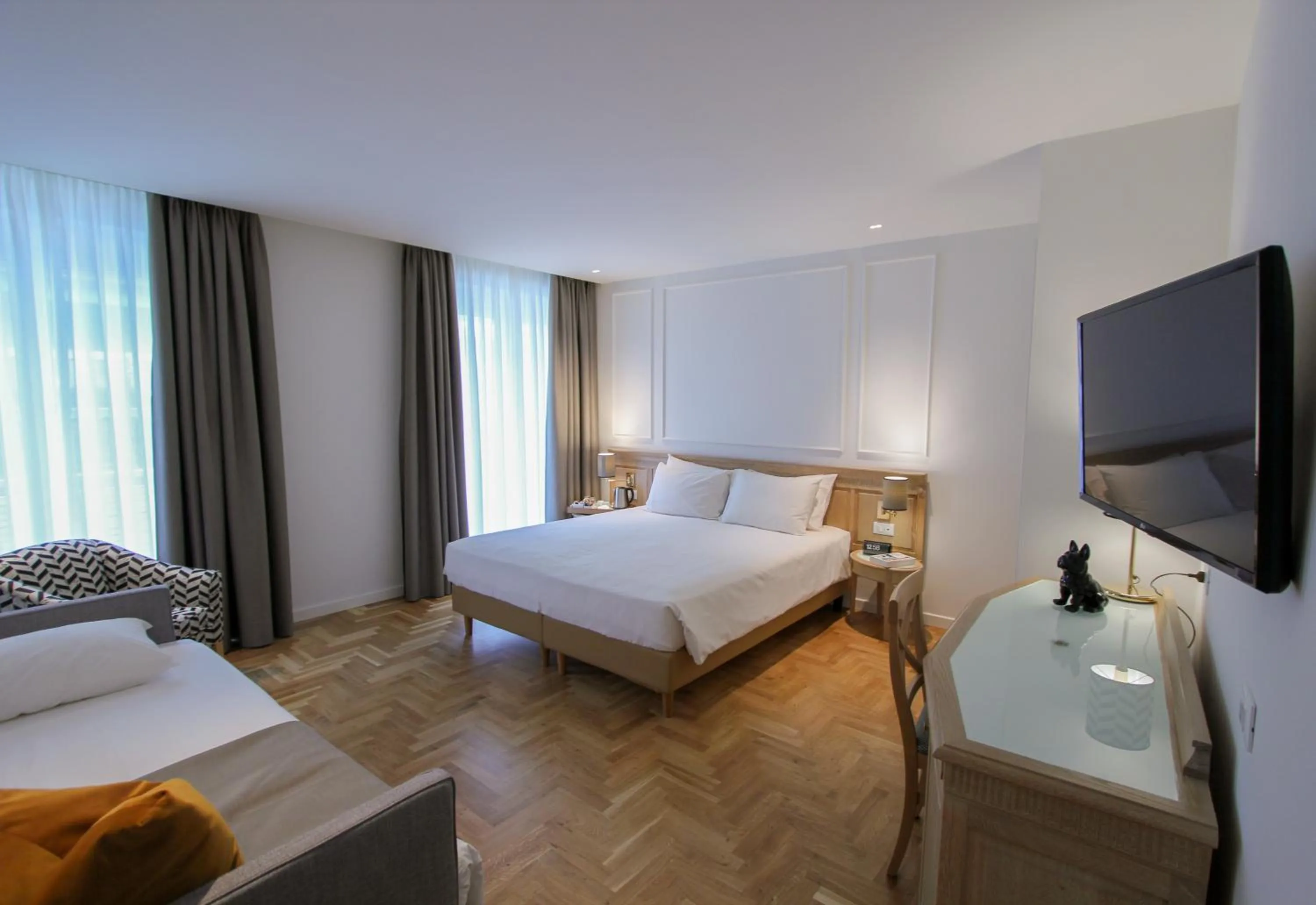 Bedroom, Bed in Ambassador Palace Hotel