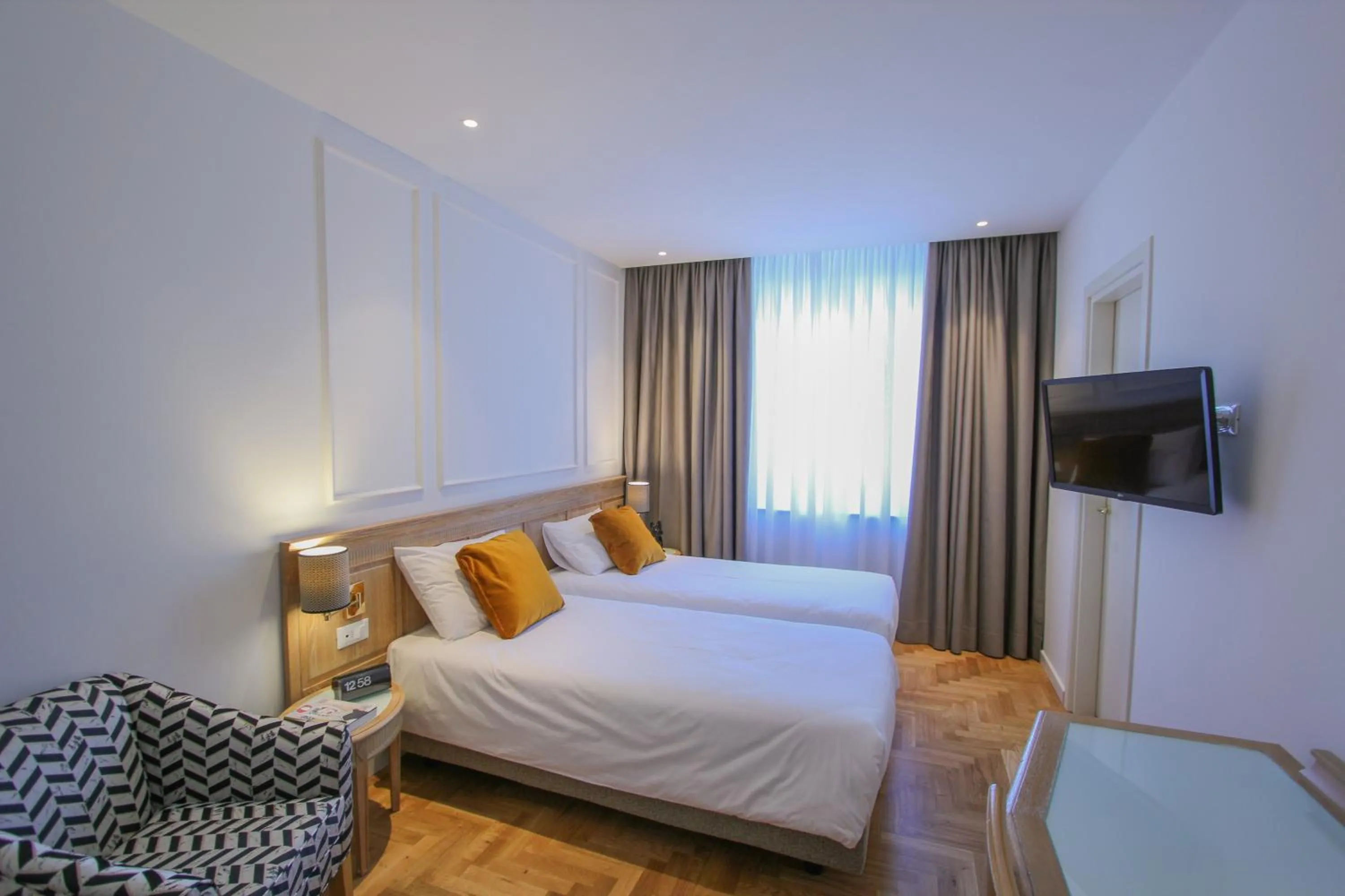 Bedroom, Bed in Ambassador Palace Hotel