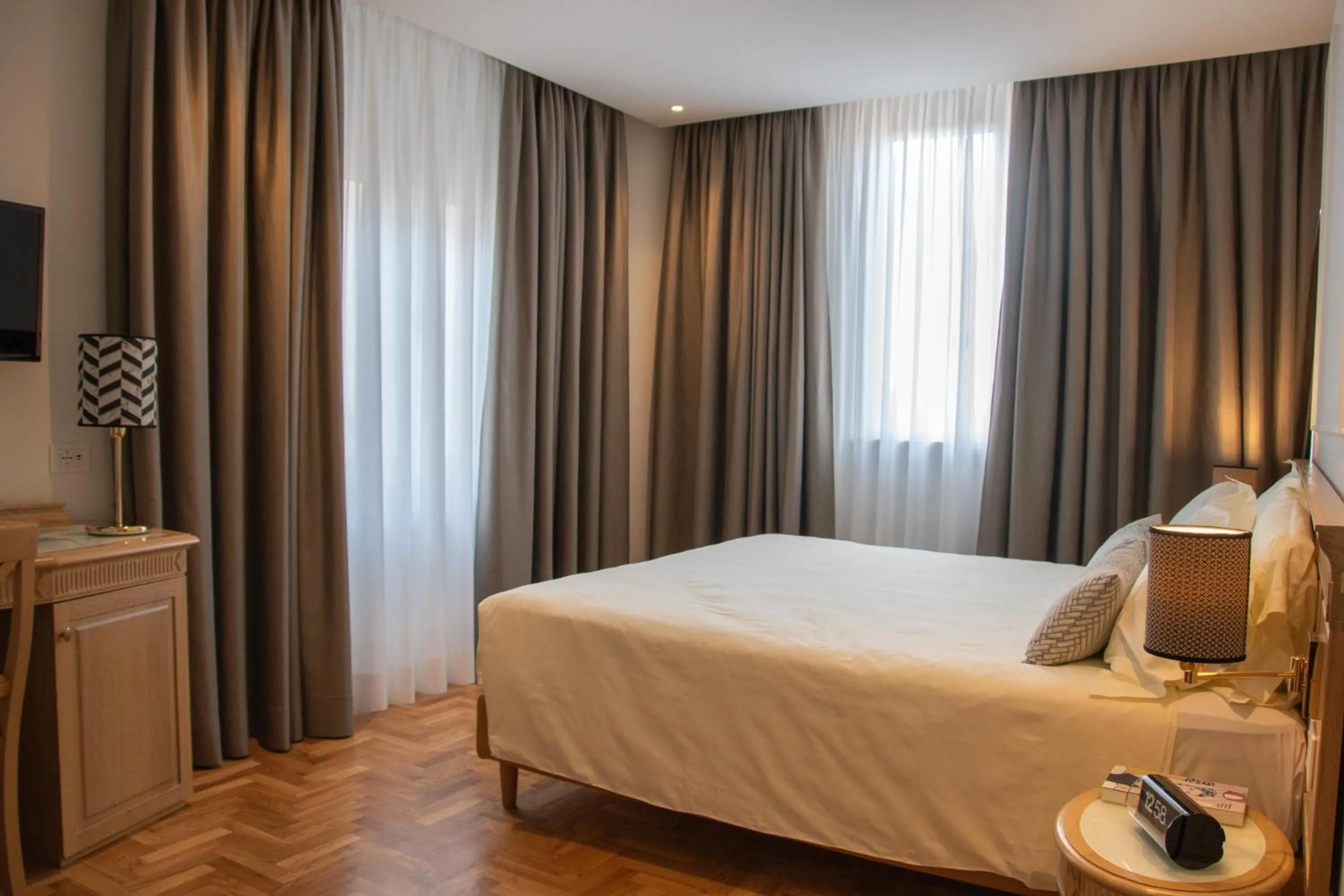 Bedroom, Bed in Ambassador Palace Hotel