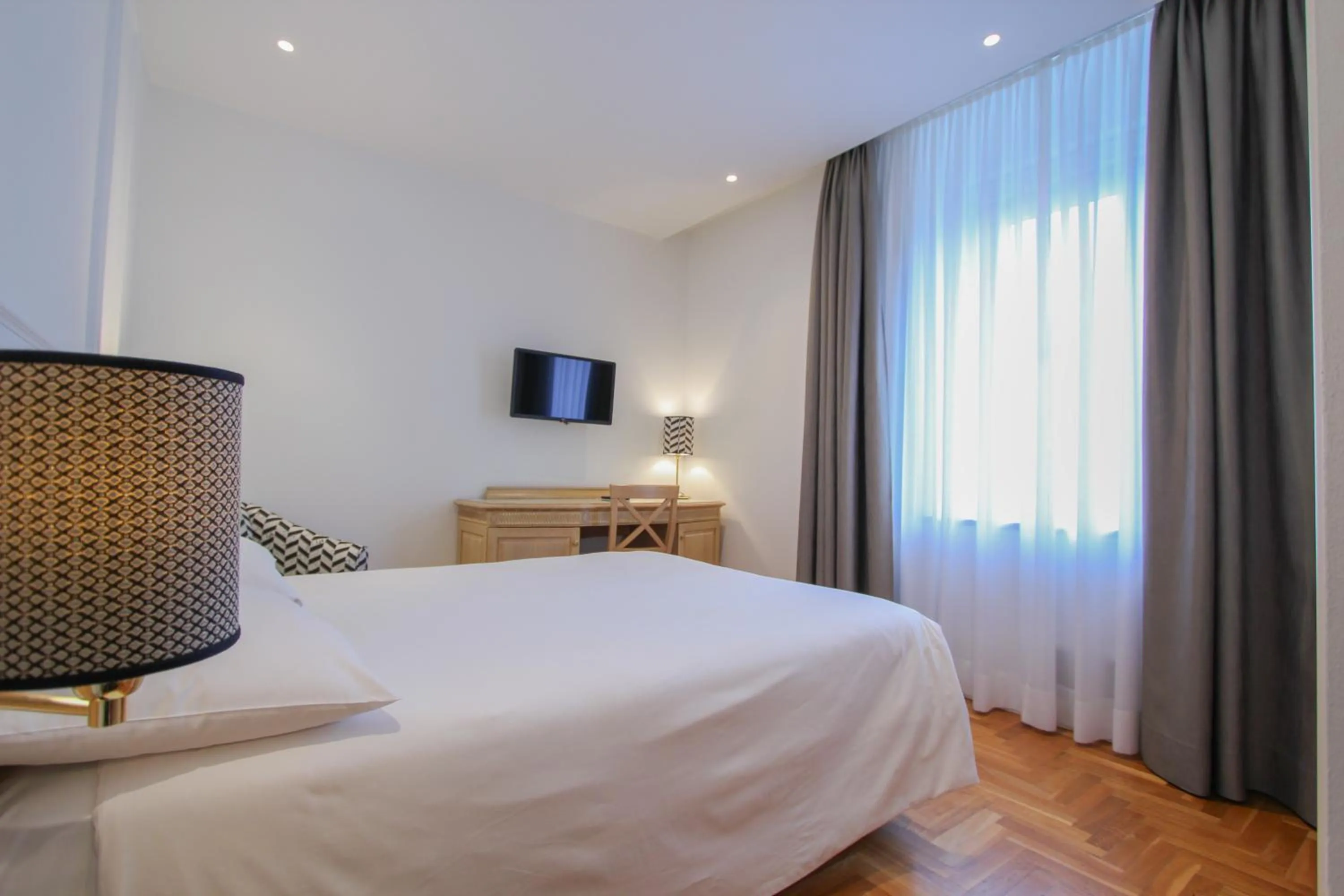 Bedroom, Bed in Ambassador Palace Hotel