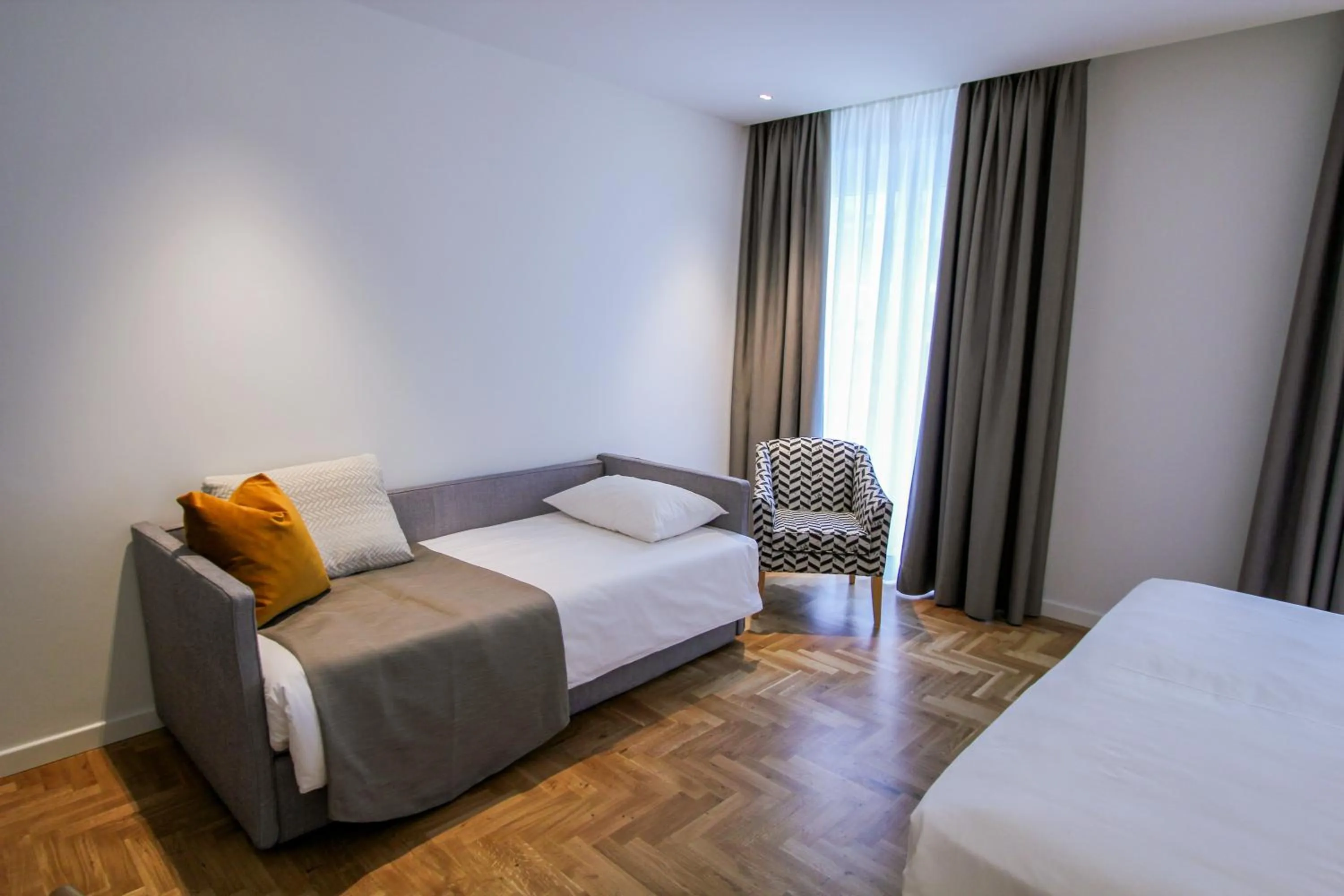 Bedroom, Bed in Ambassador Palace Hotel