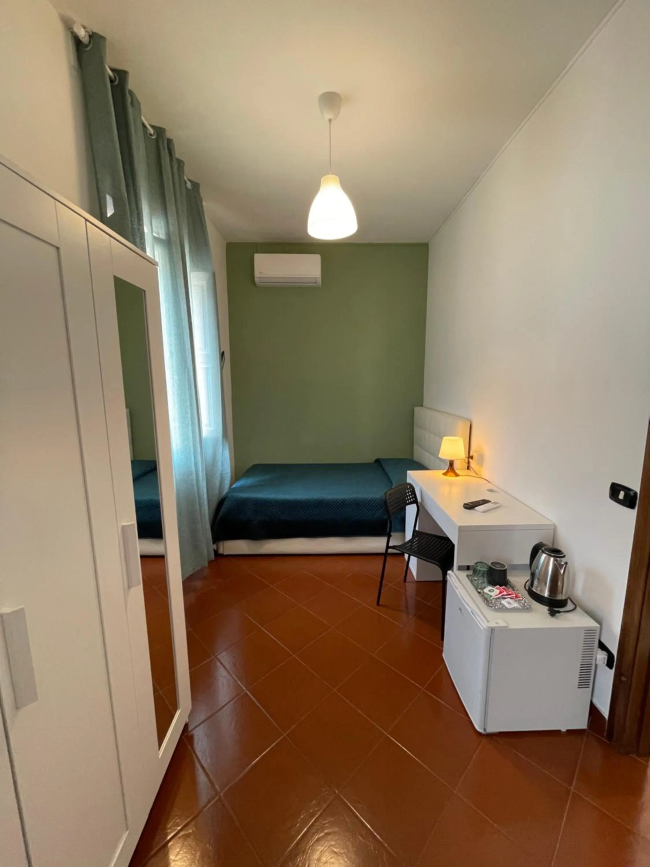 air conditioner, Bed in Dante Rooms