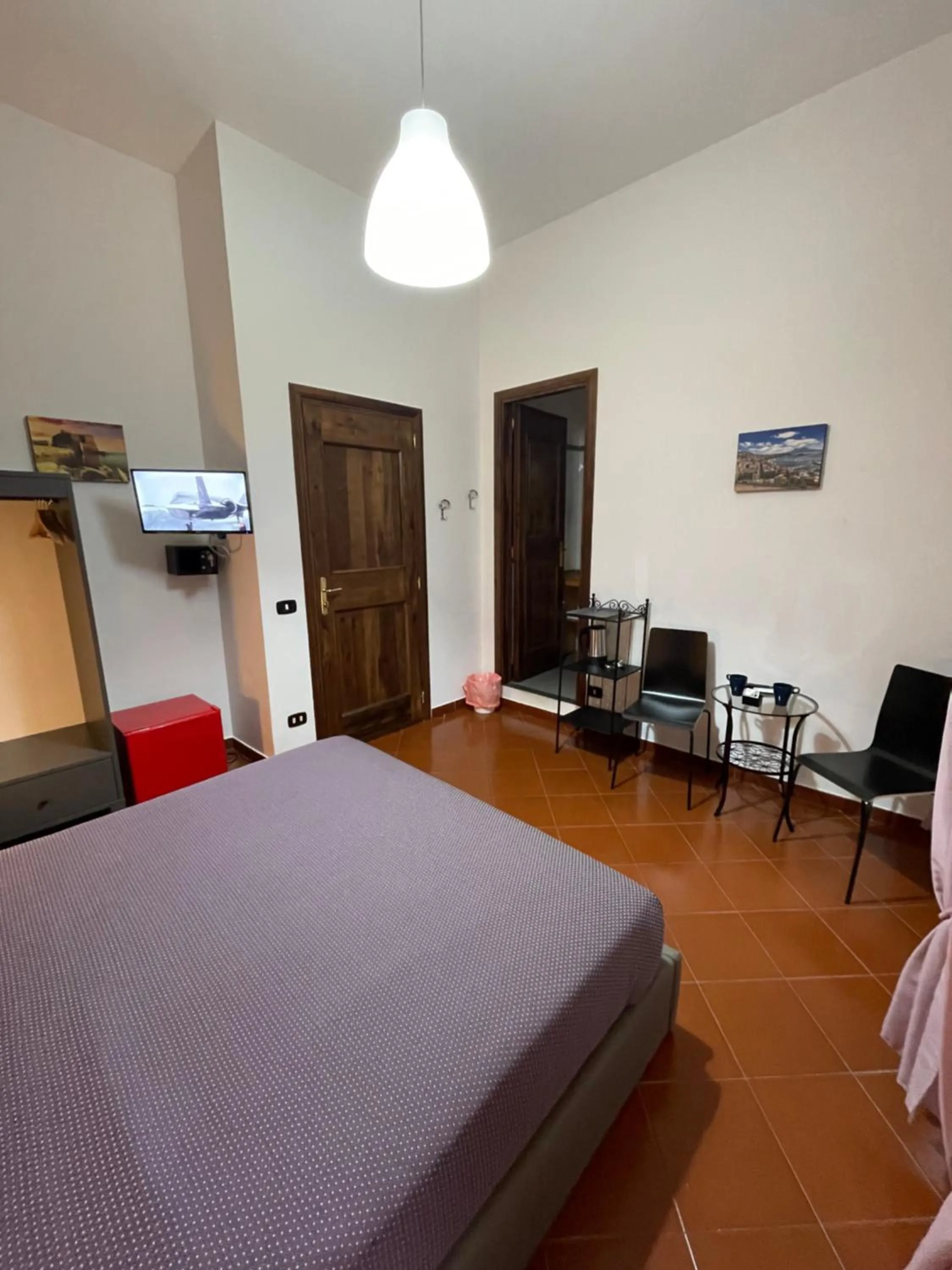 wardrobe, Bed in Dante Rooms