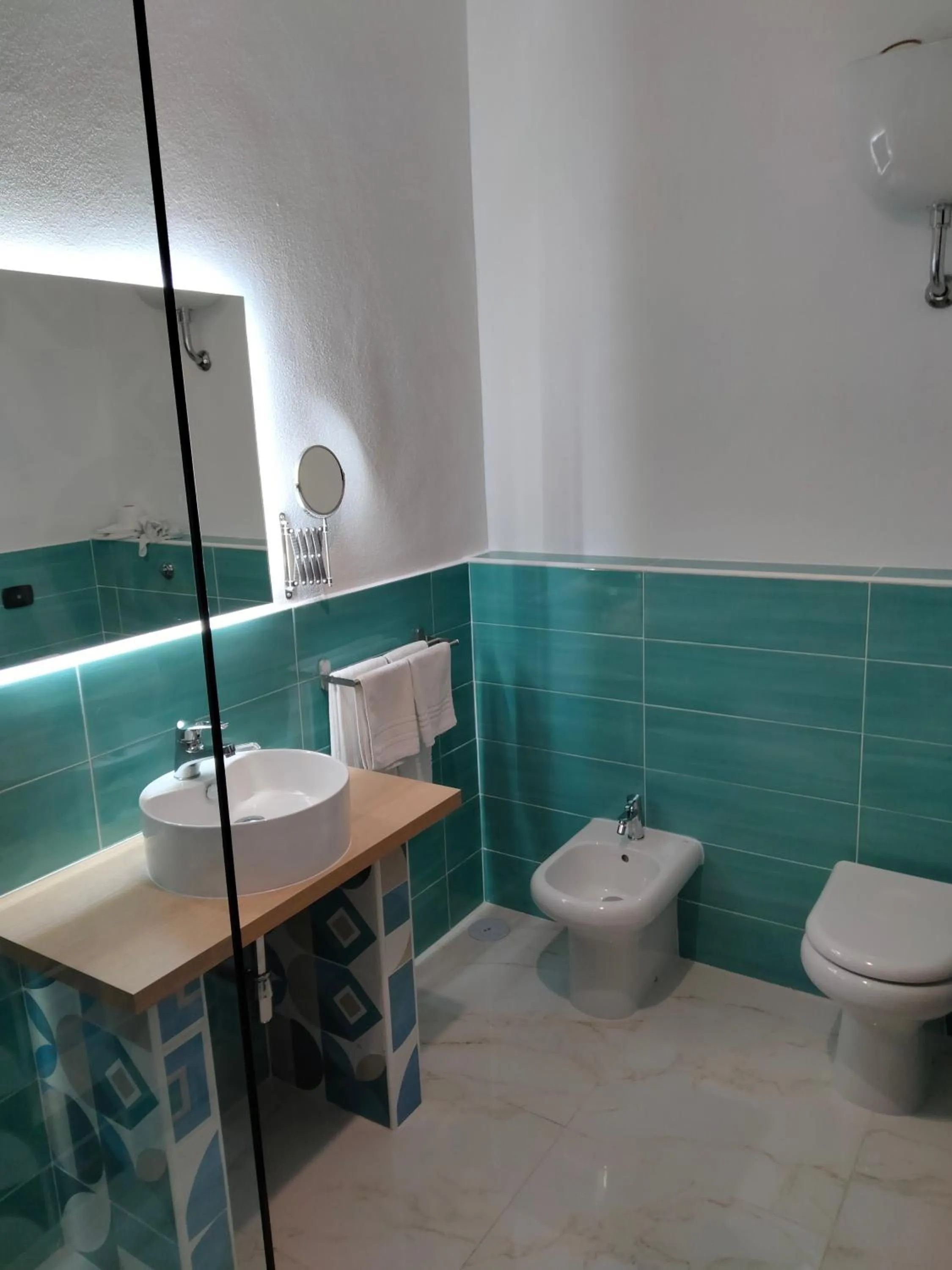 Toilet in Dante Rooms