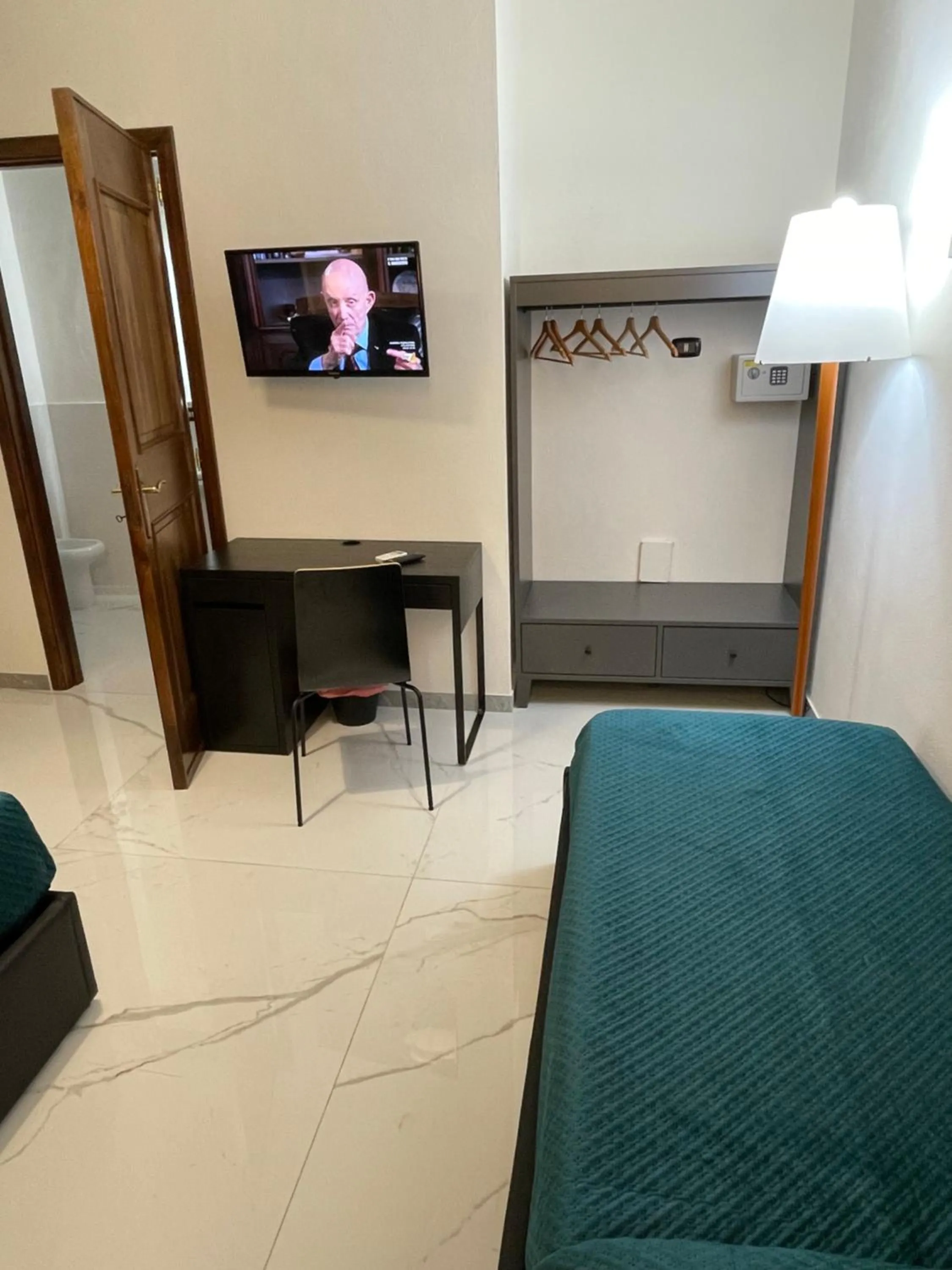 safe, Bed in Dante Rooms